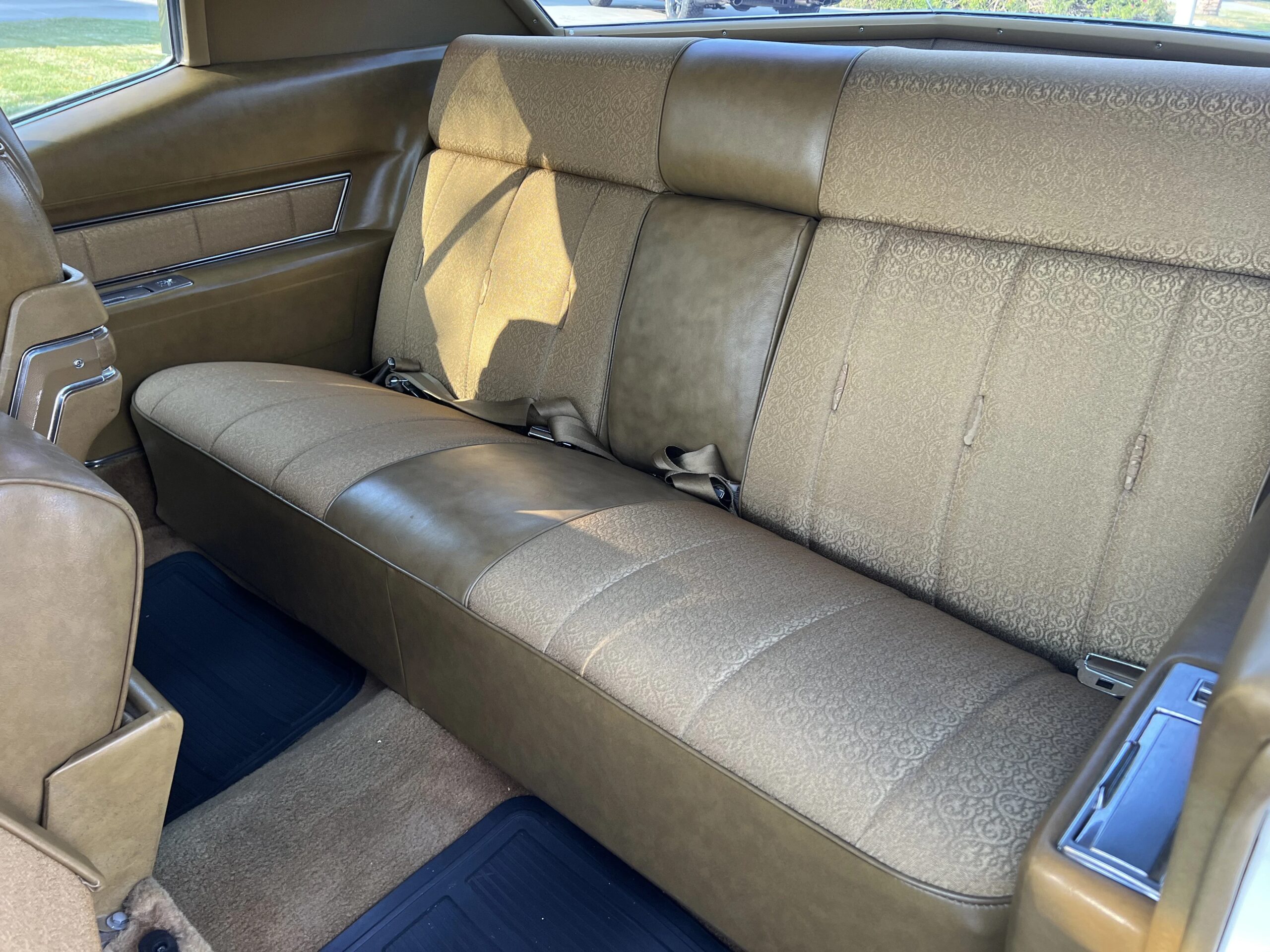 Cadillac-De-ville-coupe-1969-White-Gold-7