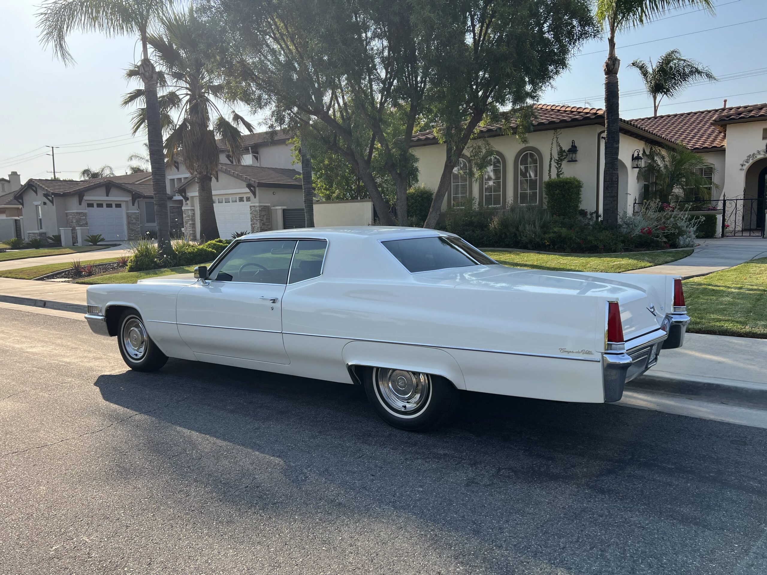Cadillac-De-ville-coupe-1969-White-Gold