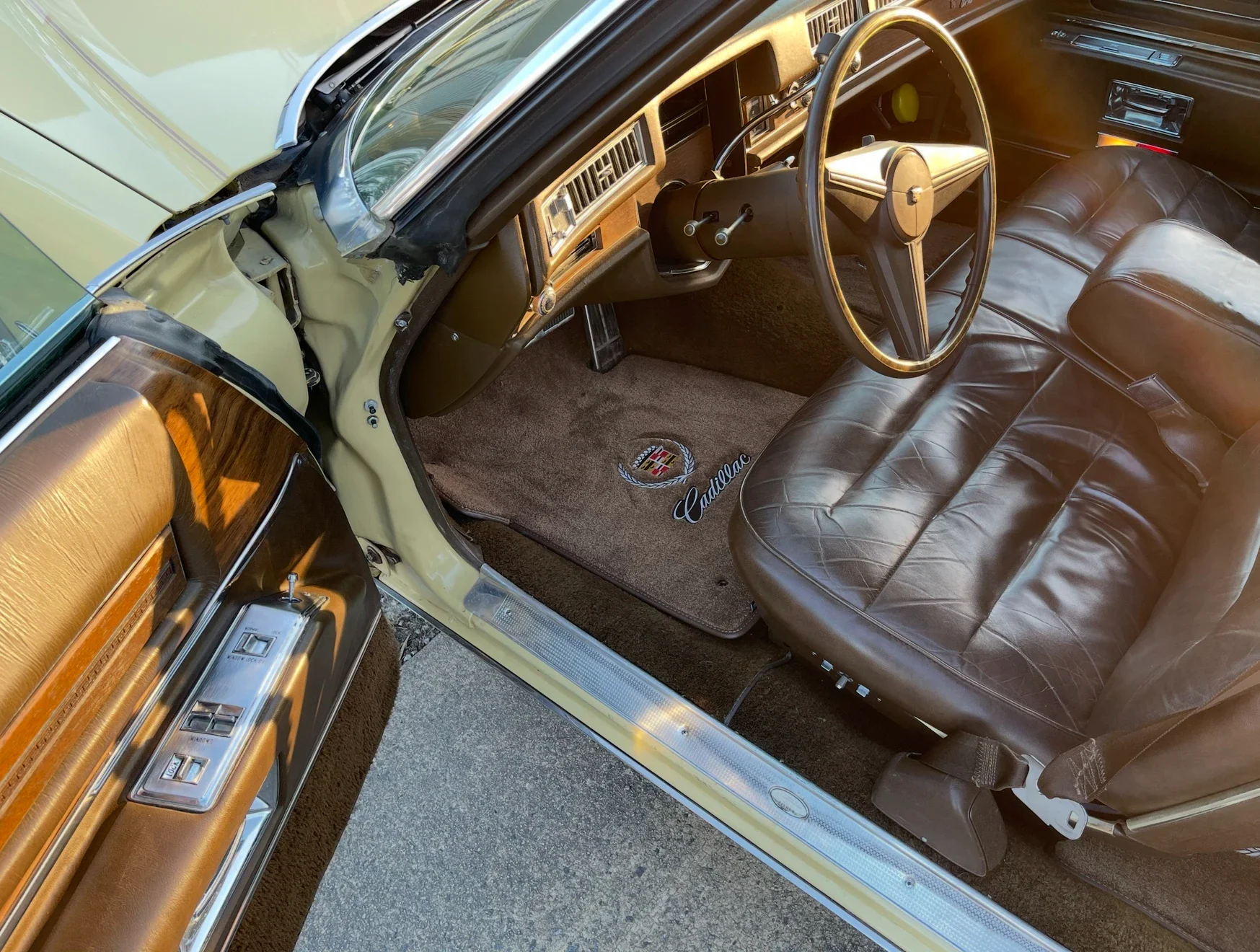 Cadillac-De-ville-coupe-1975-Yellow-Brown-3