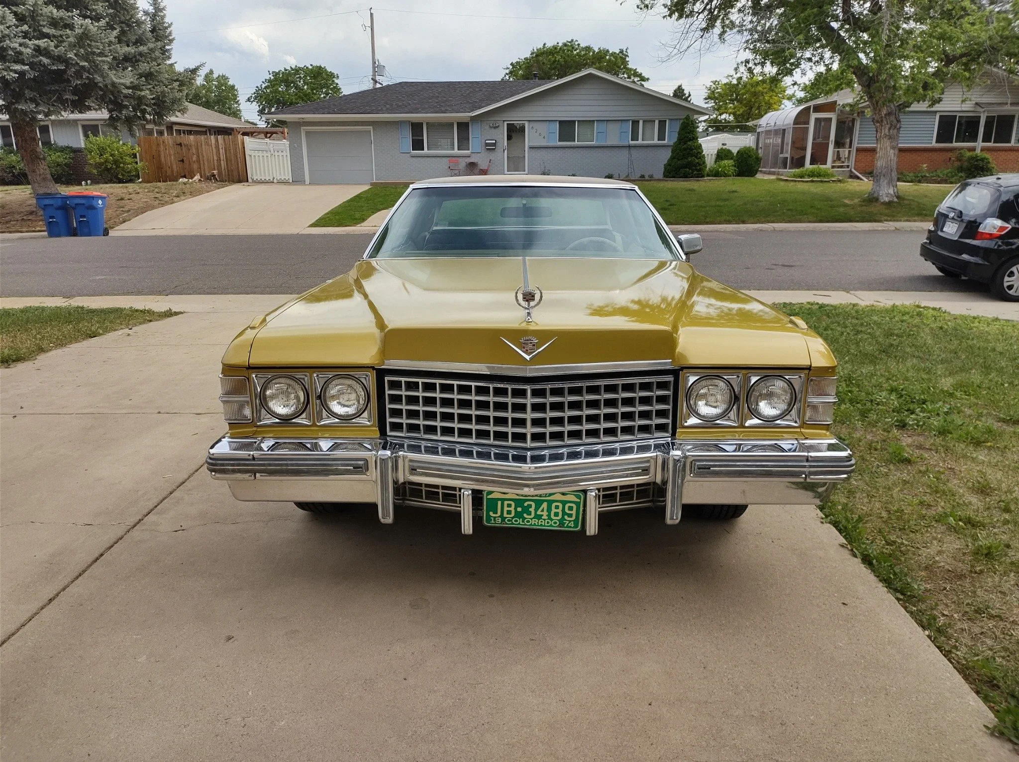 Cadillac-De-ville-sedan-1974-Gold-Gold-1
