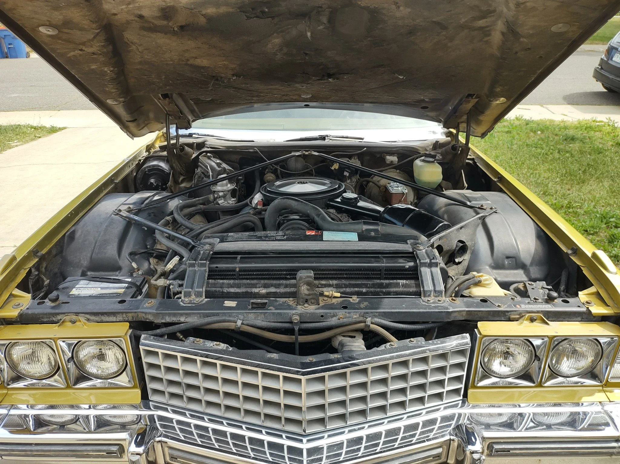 Cadillac-De-ville-sedan-1974-Gold-Gold-11
