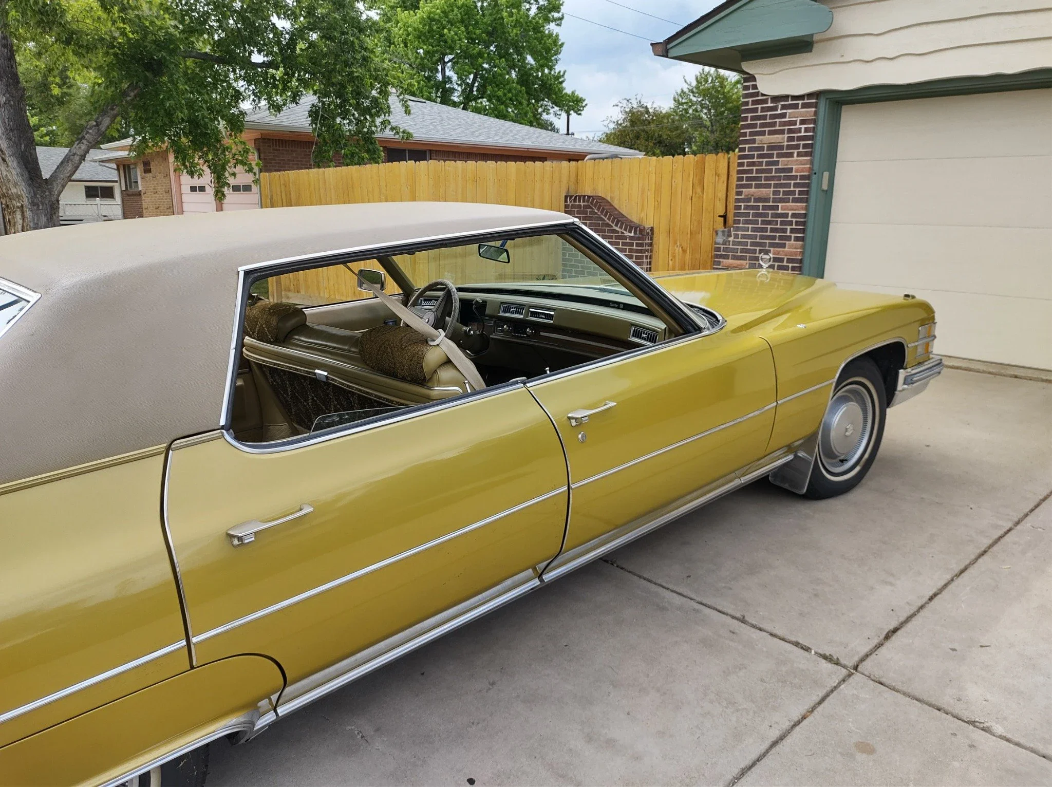 Cadillac-De-ville-sedan-1974-Gold-Gold-12