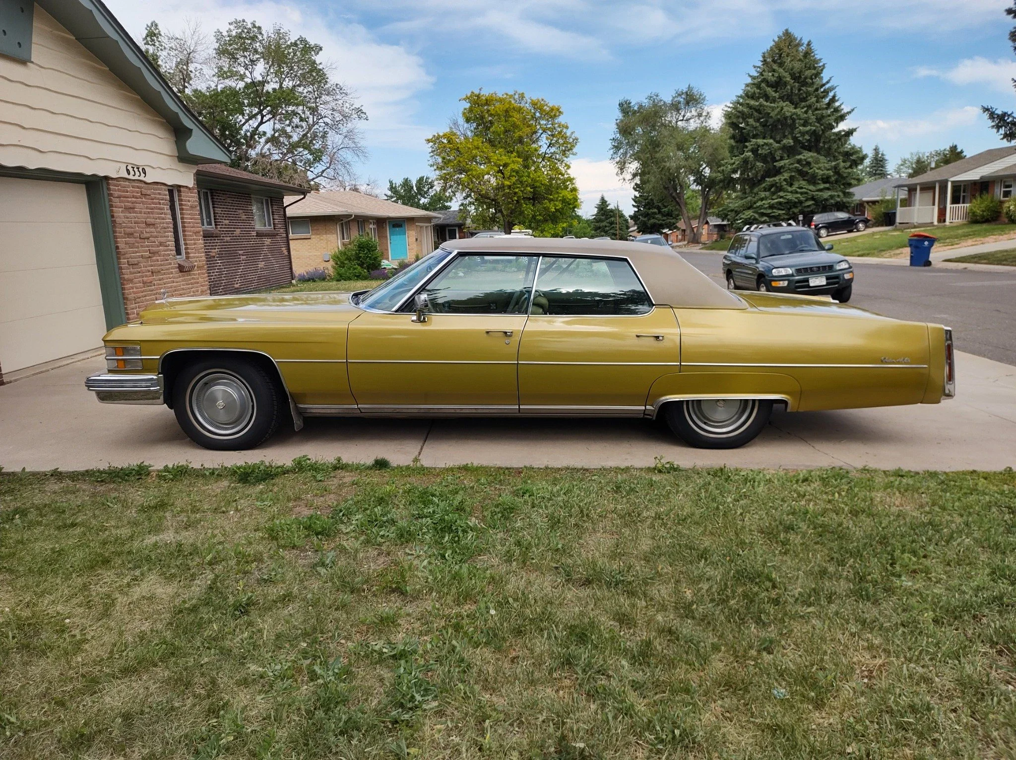 Cadillac-De-ville-sedan-1974-Gold-Gold-2