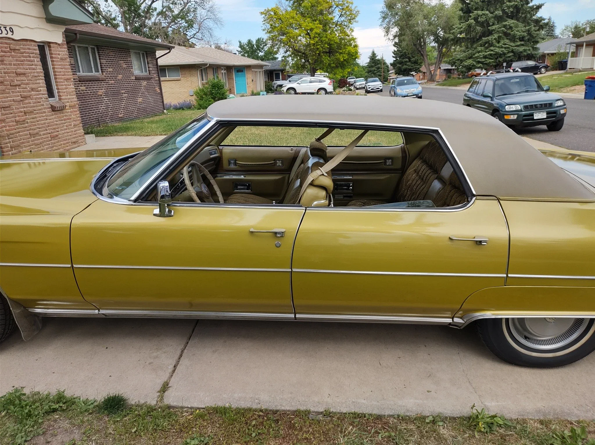 Cadillac-De-ville-sedan-1974-Gold-Gold-22