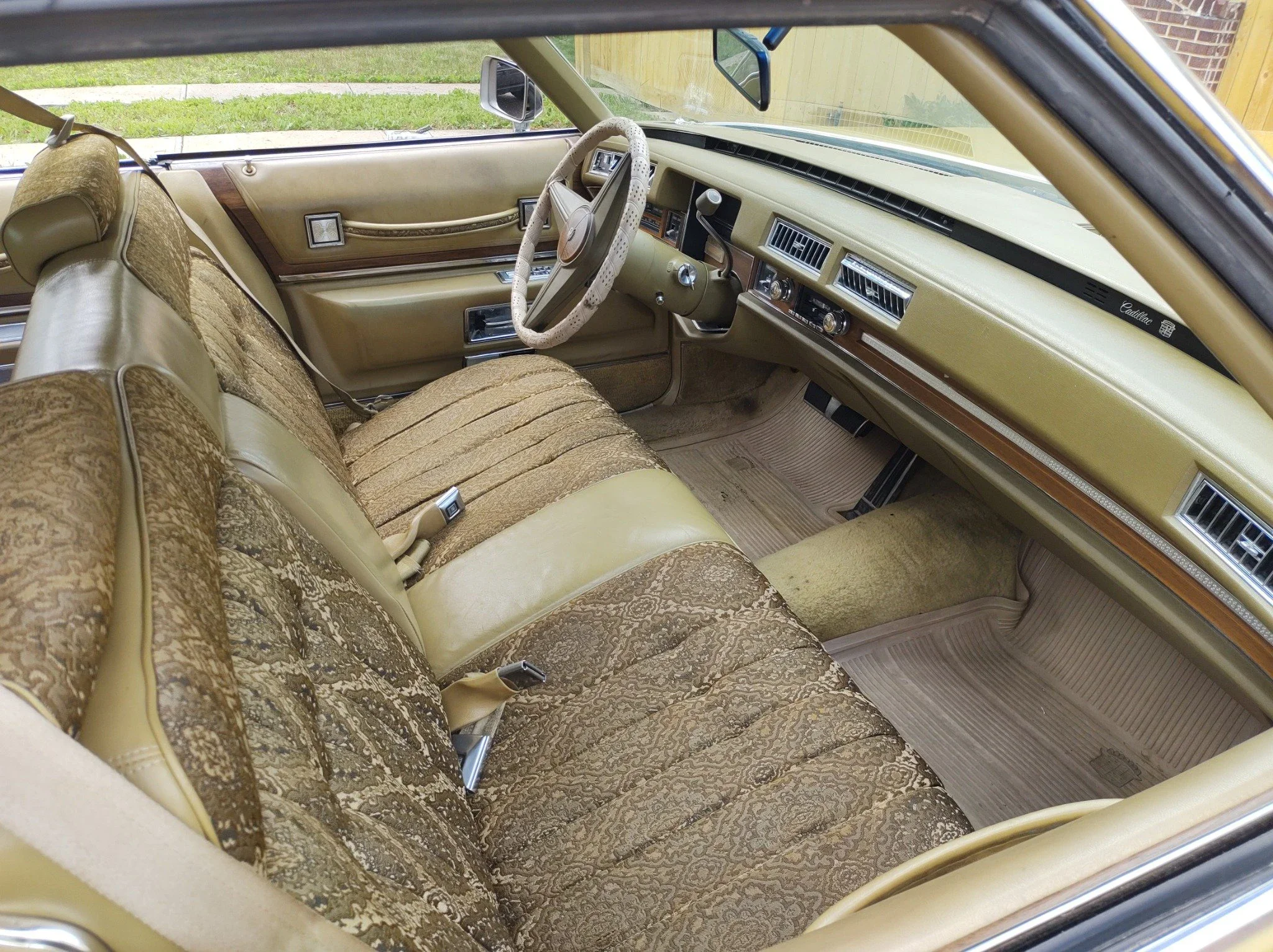 Cadillac-De-ville-sedan-1974-Gold-Gold-23