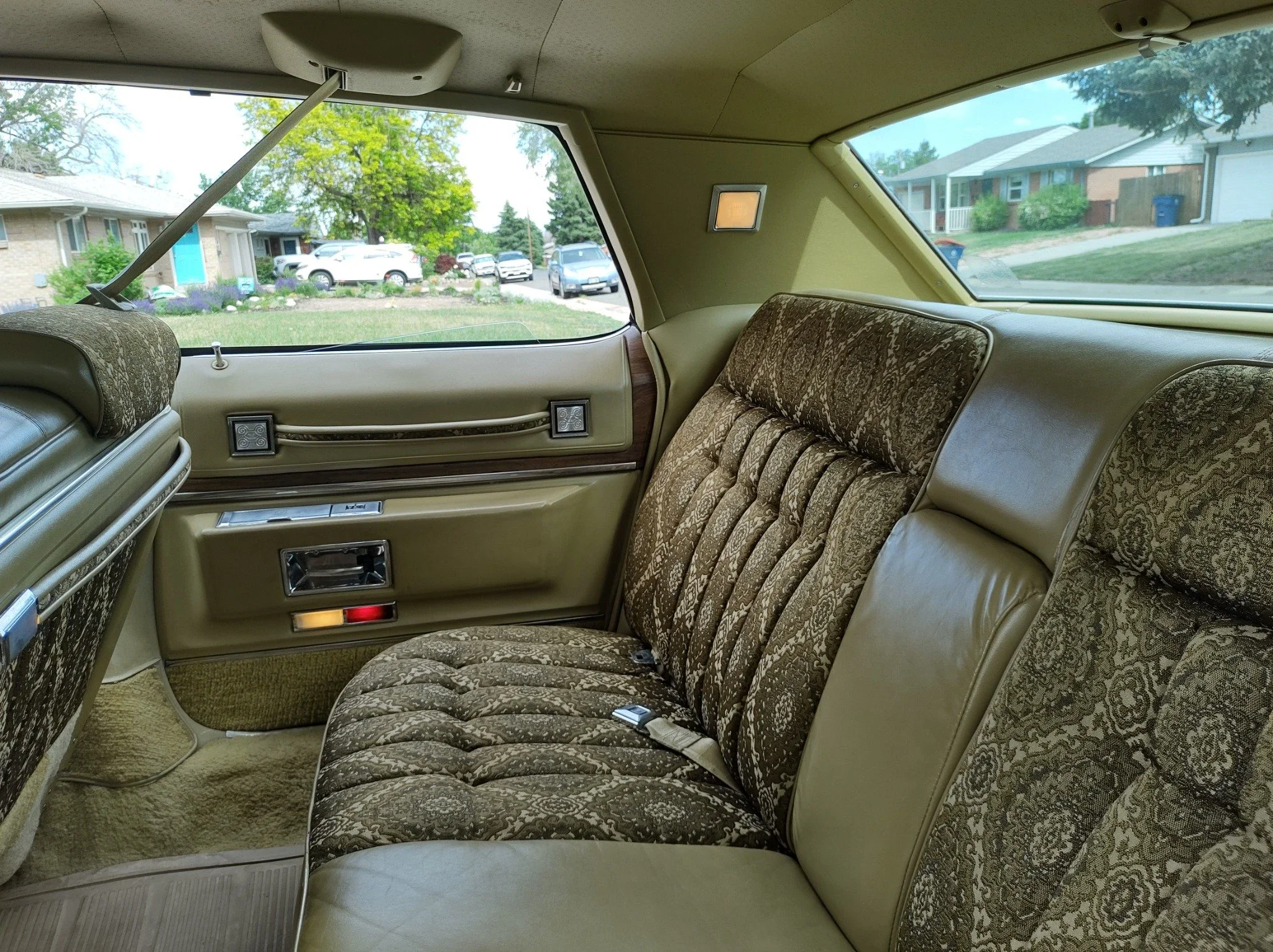 Cadillac-De-ville-sedan-1974-Gold-Gold-24