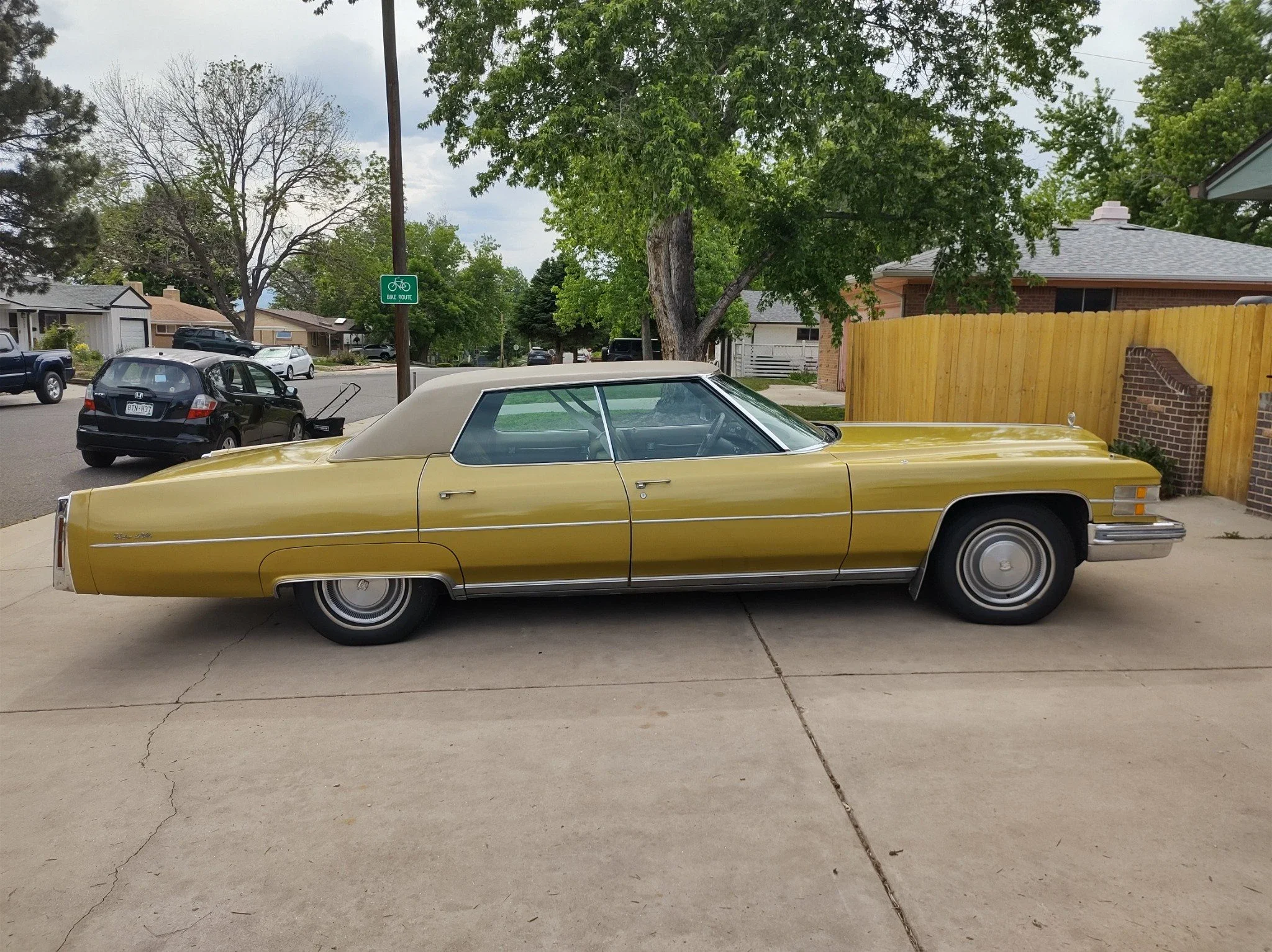 Cadillac-De-ville-sedan-1974-Gold-Gold-3