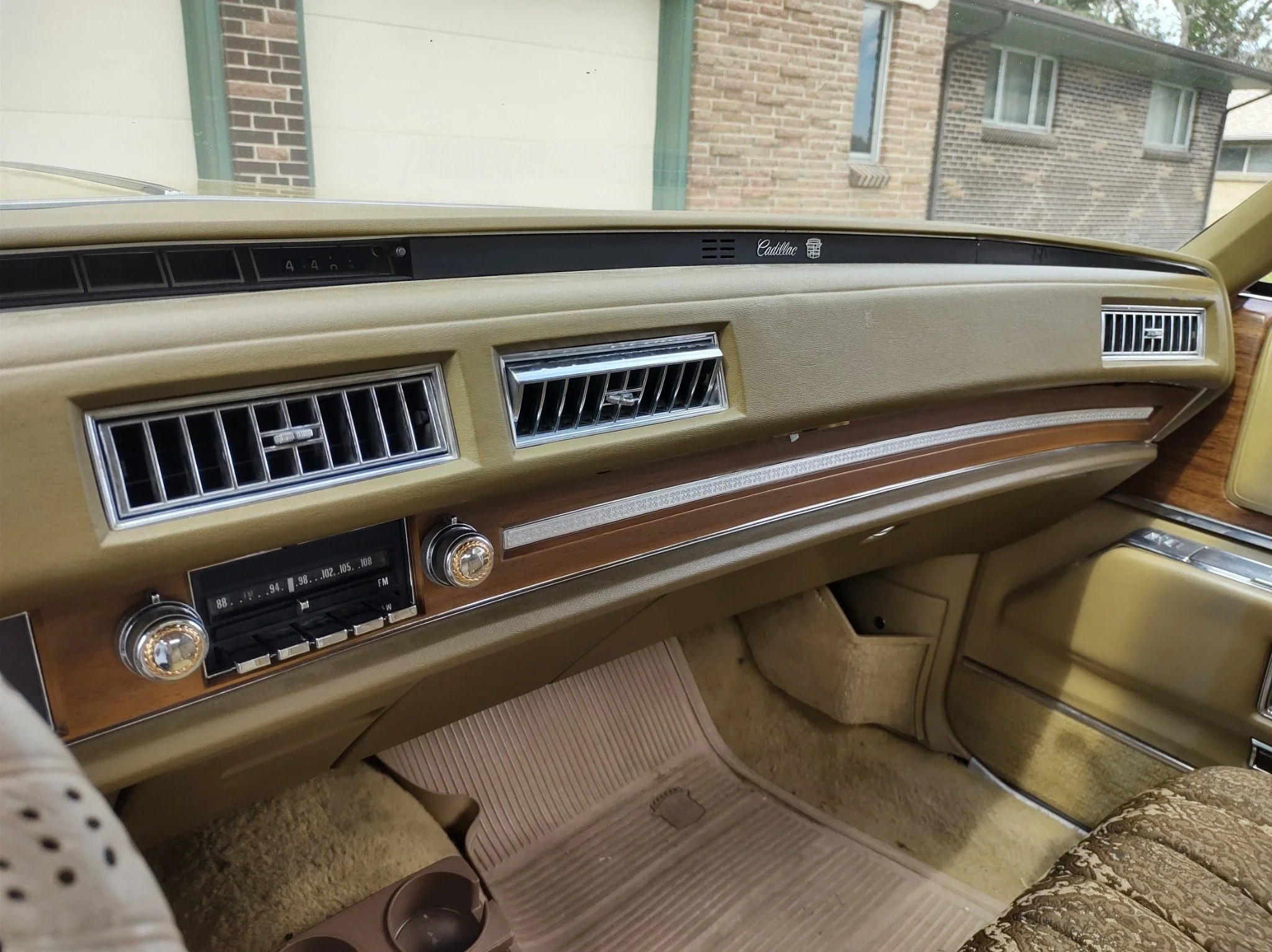 Cadillac-De-ville-sedan-1974-Gold-Gold-7