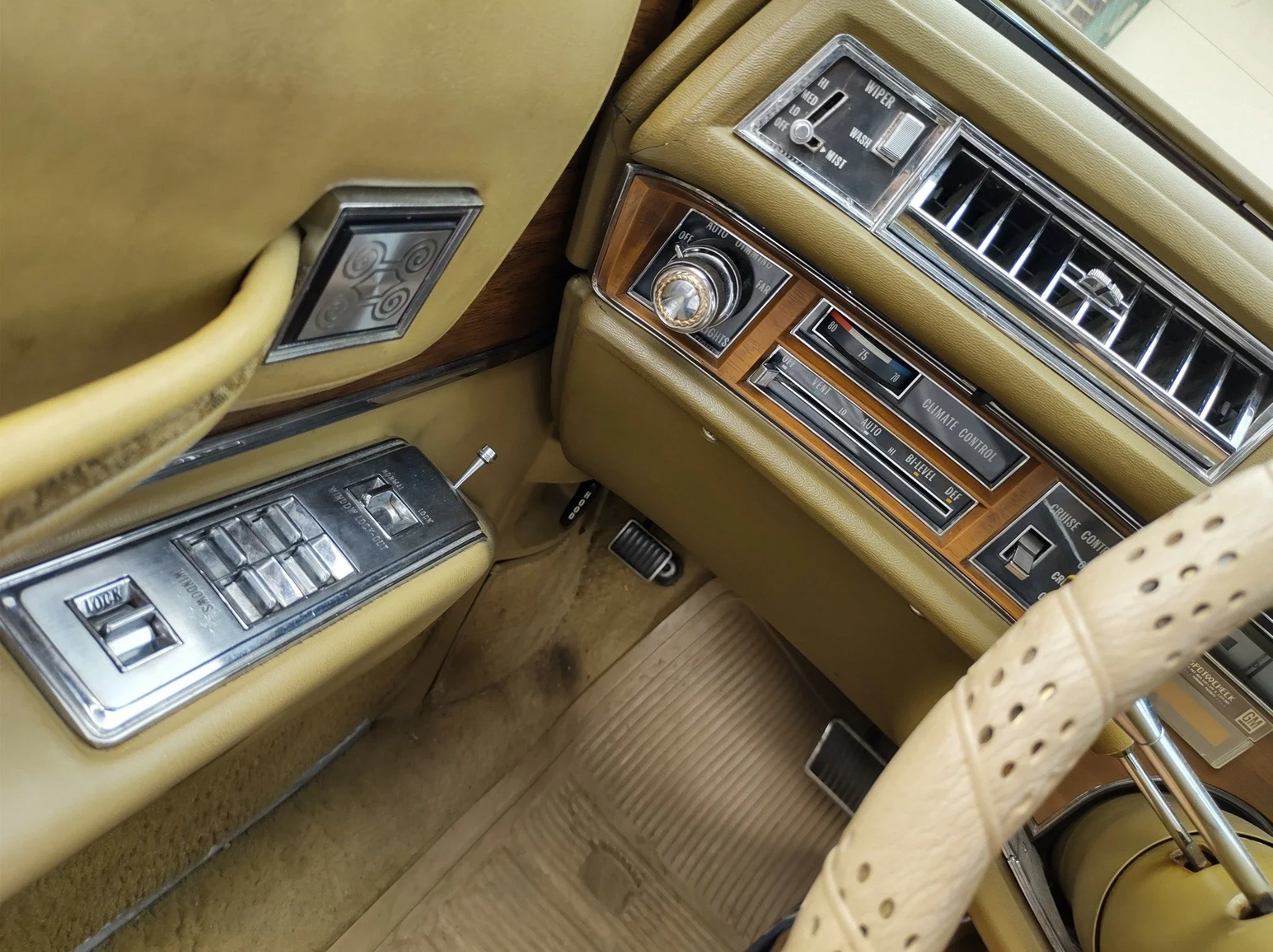 Cadillac-De-ville-sedan-1974-Gold-Gold-9