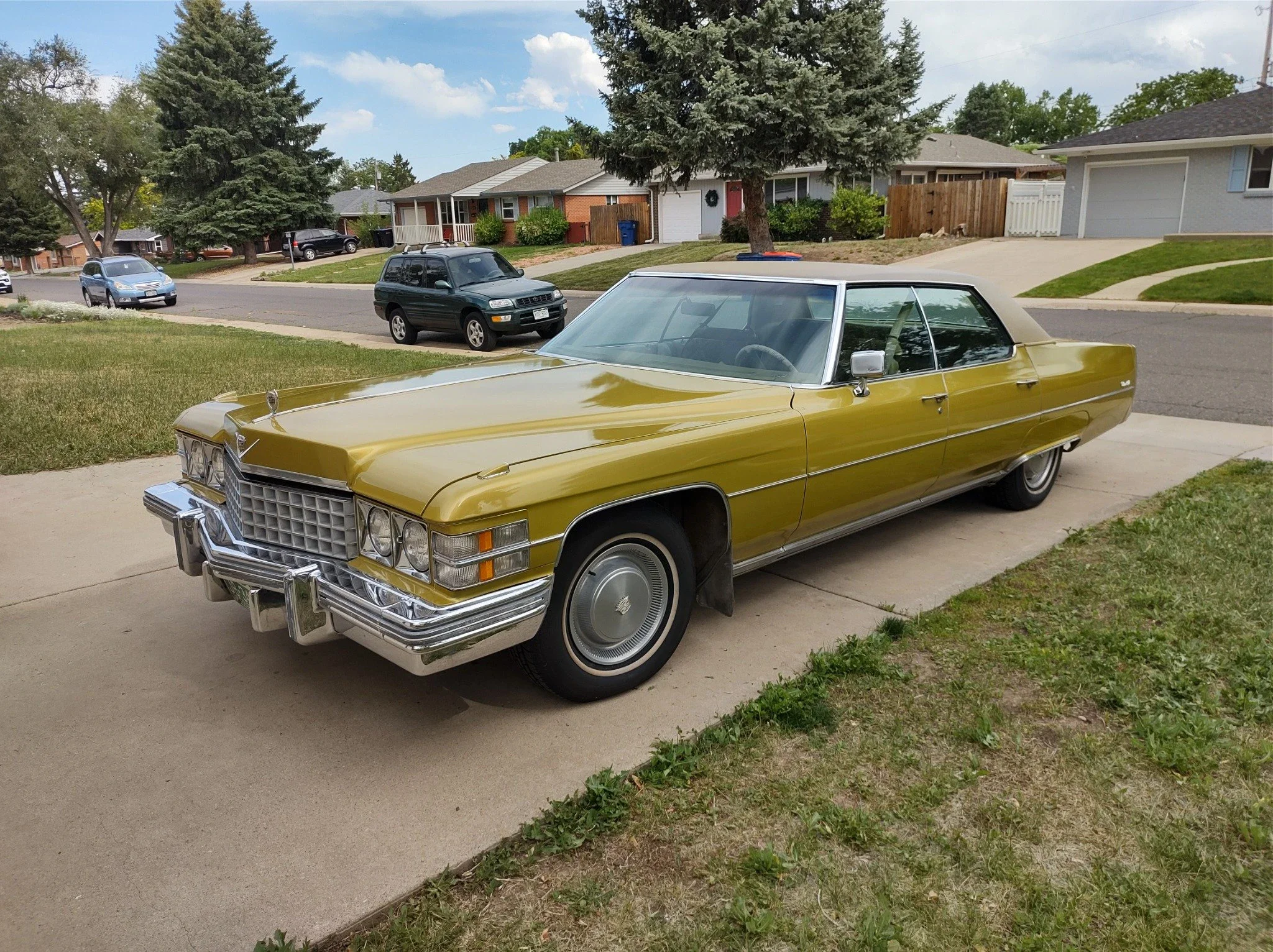 Cadillac-De-ville-sedan-1974-Gold-Gold