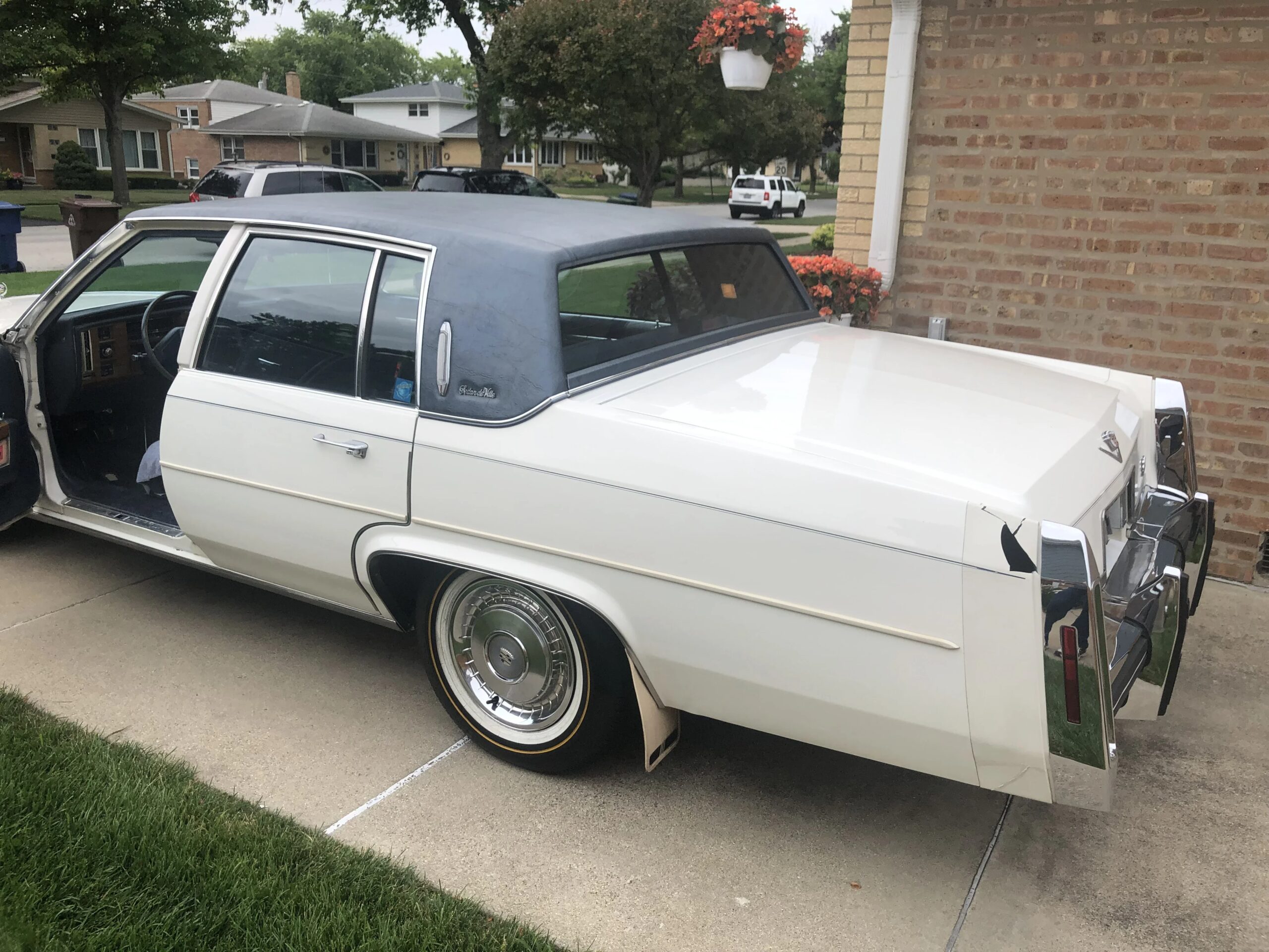 Cadillac-De-ville-sedan-1984-White-Blue-1