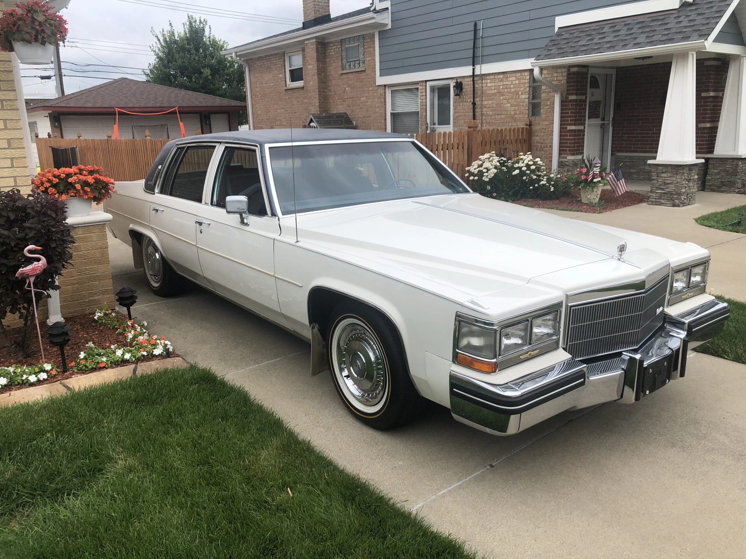 Cadillac-De-ville-sedan-1984-White-Blue-2