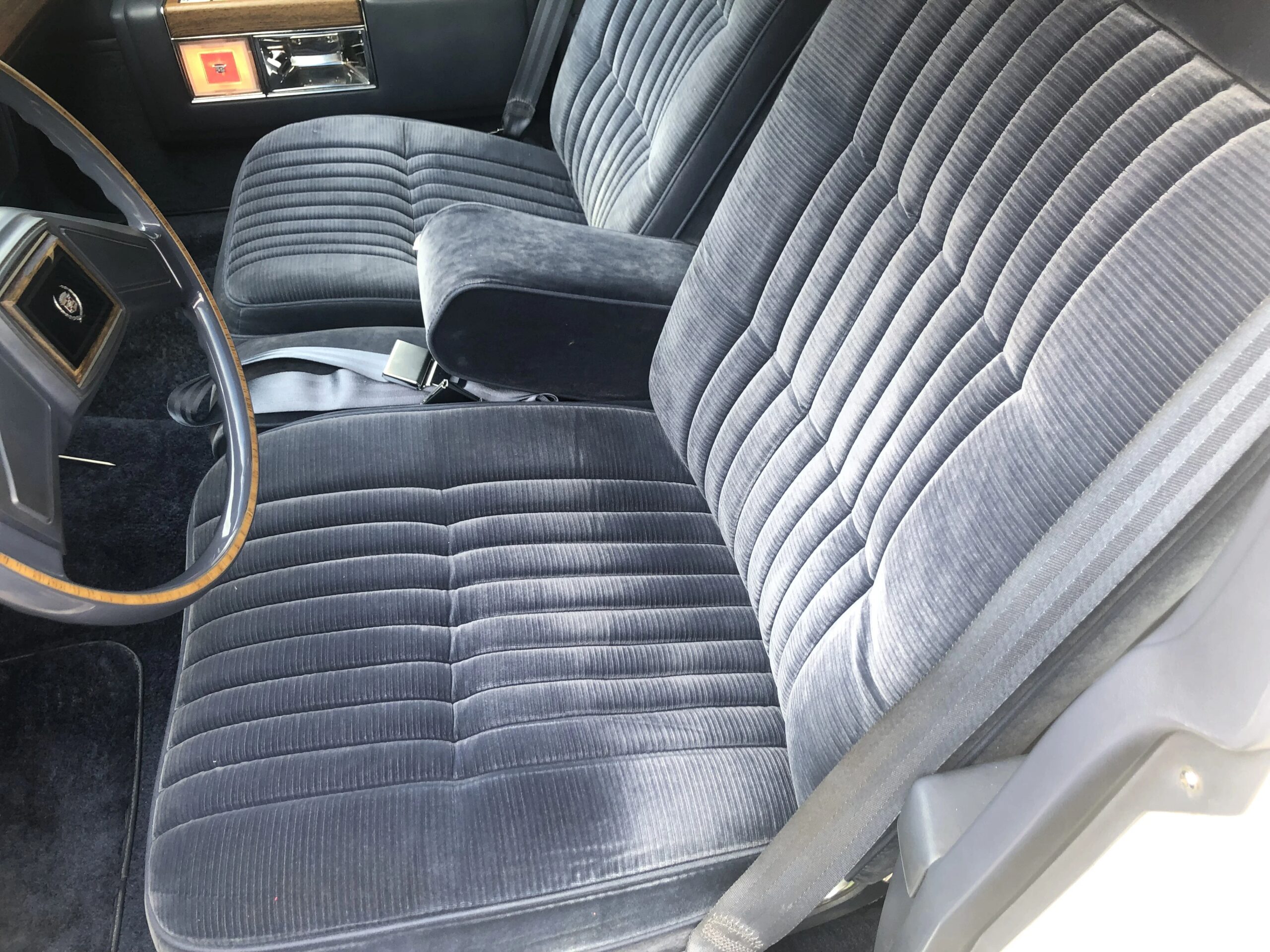 Cadillac-De-ville-sedan-1984-White-Blue-5