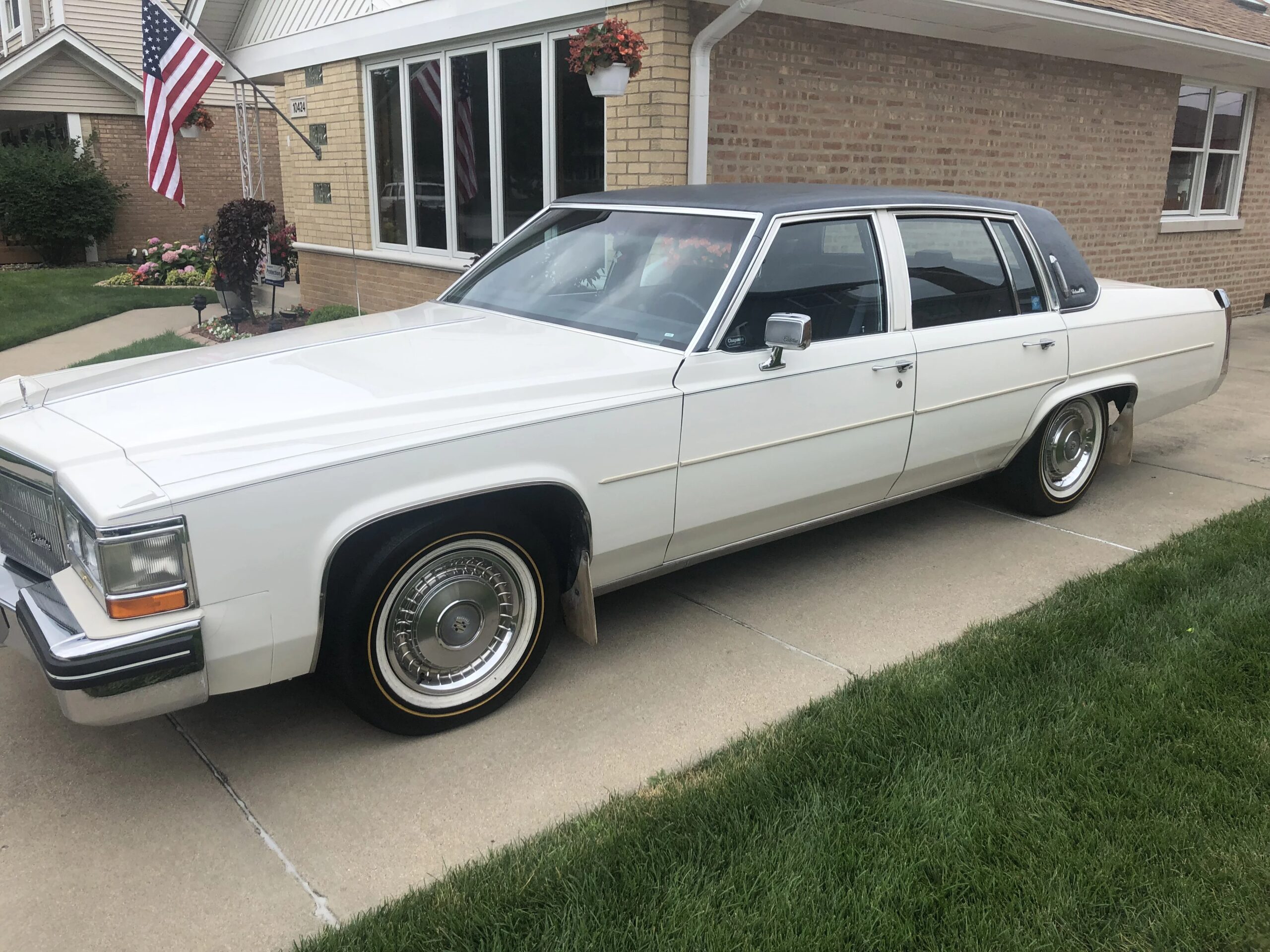 Cadillac-De-ville-sedan-1984-White-Blue