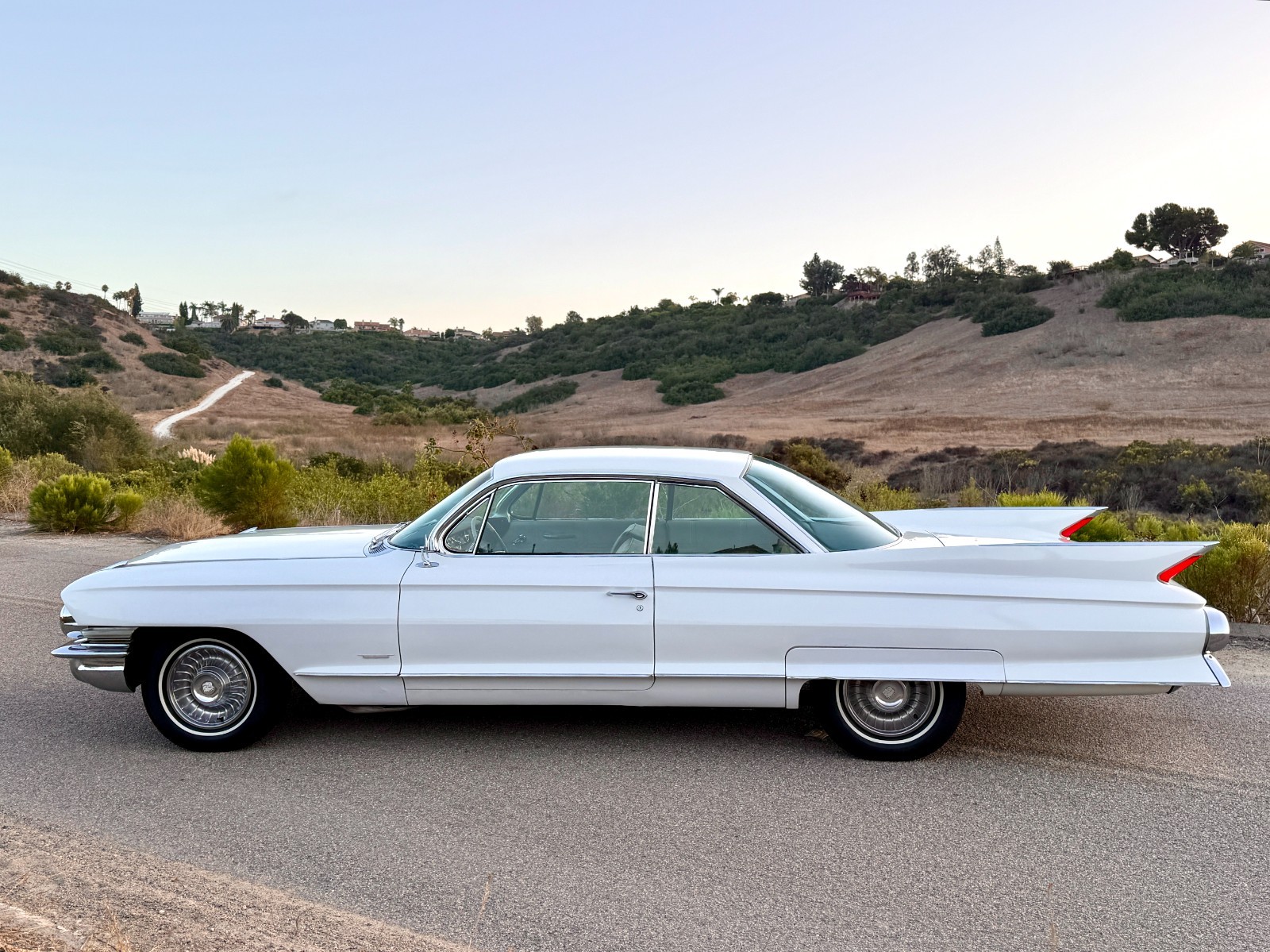 Cadillac-DeVille-1961-Coupe-5