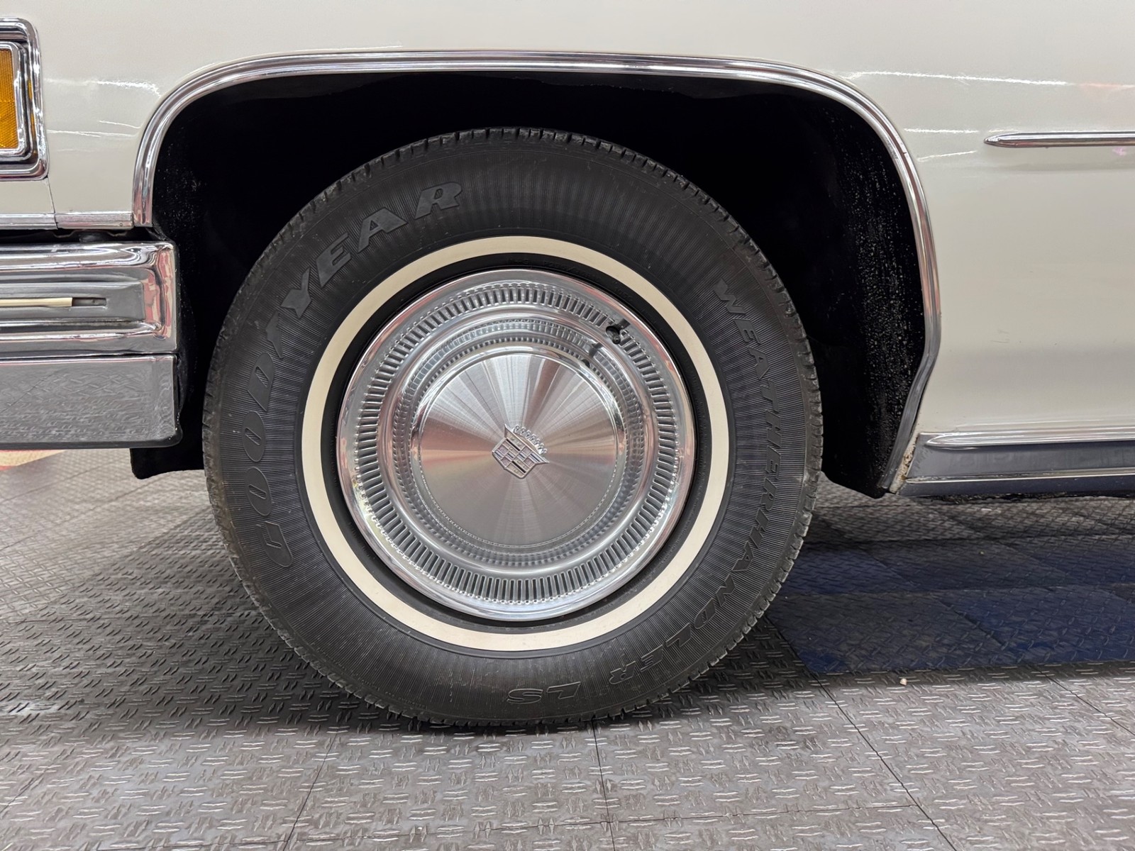 Cadillac-DeVille-1975-24