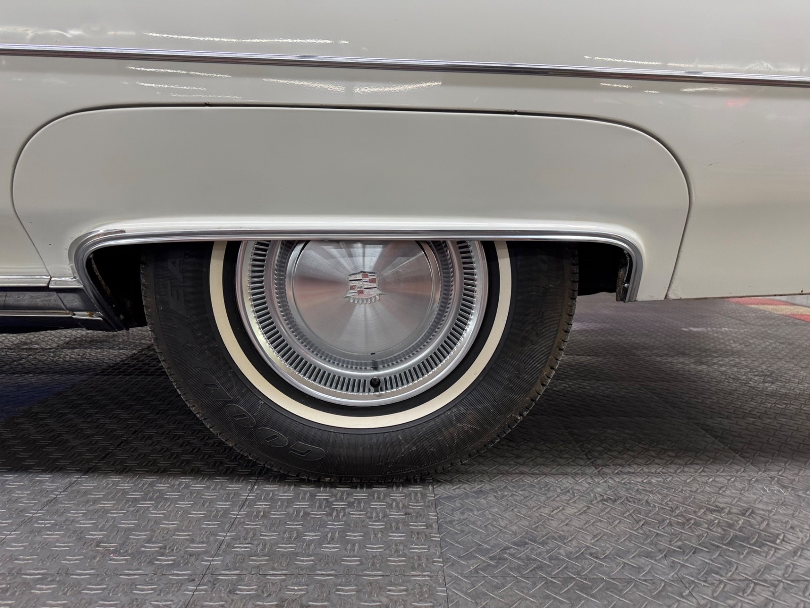 Cadillac-DeVille-1975-25