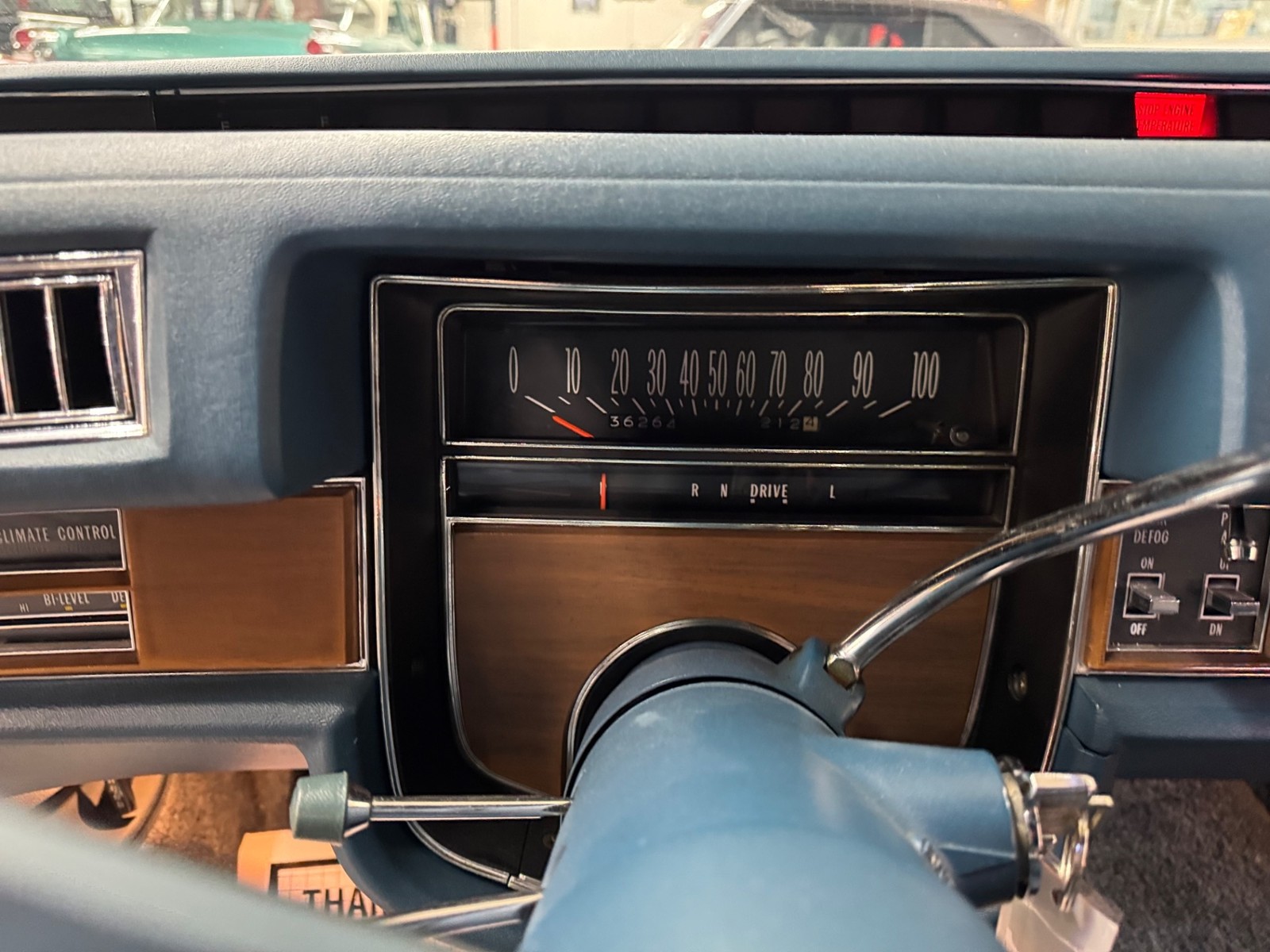 Cadillac-DeVille-1975-33