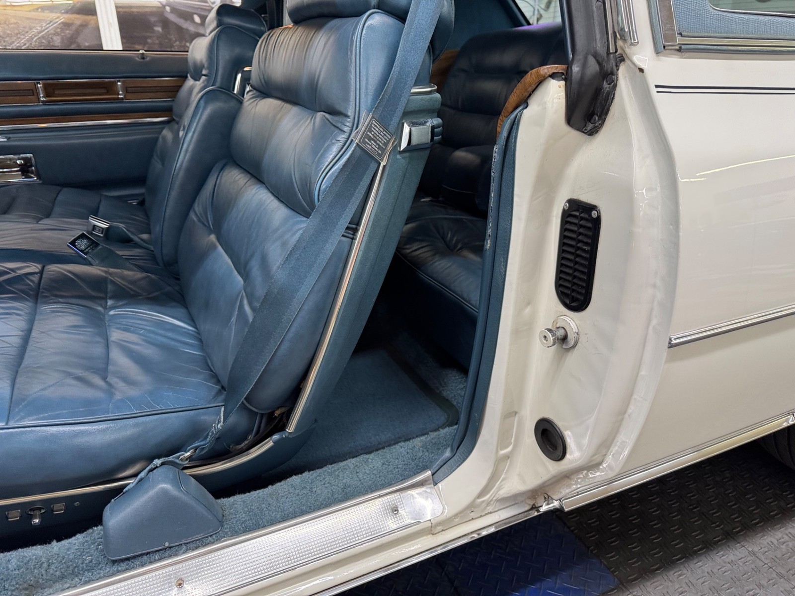 Cadillac-DeVille-1975-39