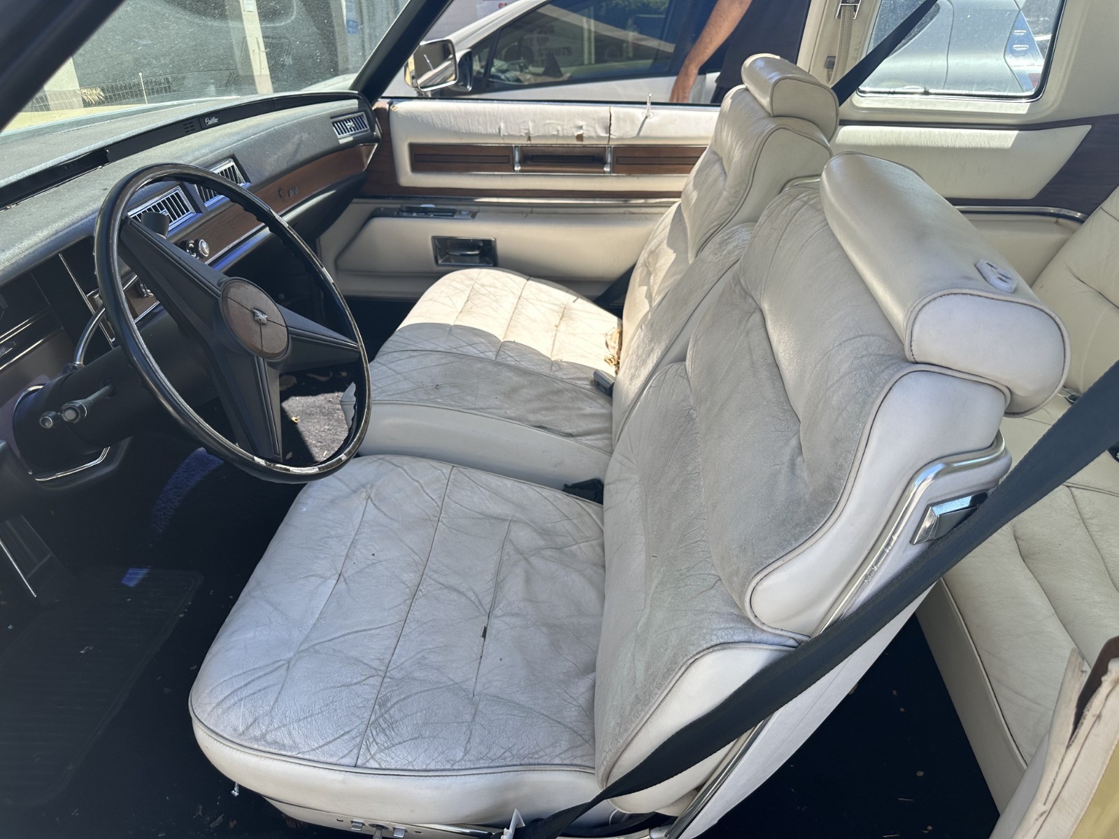 Cadillac-DeVille-1975-Coupe-9