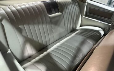Cadillac-Deville-1968-White-Light-Cream-Leather-2