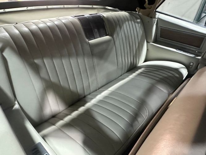 Cadillac-Deville-1968-White-Light-Cream-Leather-2