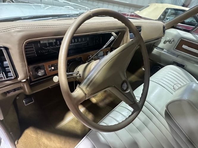 Cadillac-Deville-1968-White-Light-Cream-Leather-3