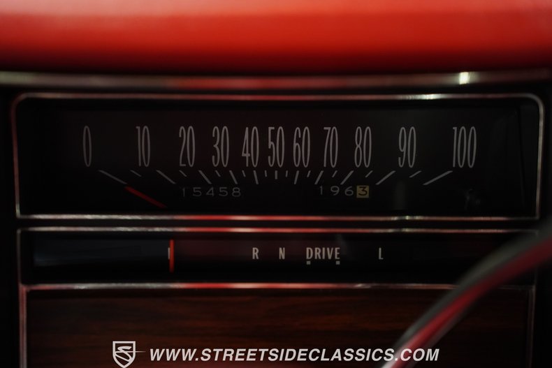 Cadillac-Eldorado-1976-Cotillion-White-Firethorn-Red-39