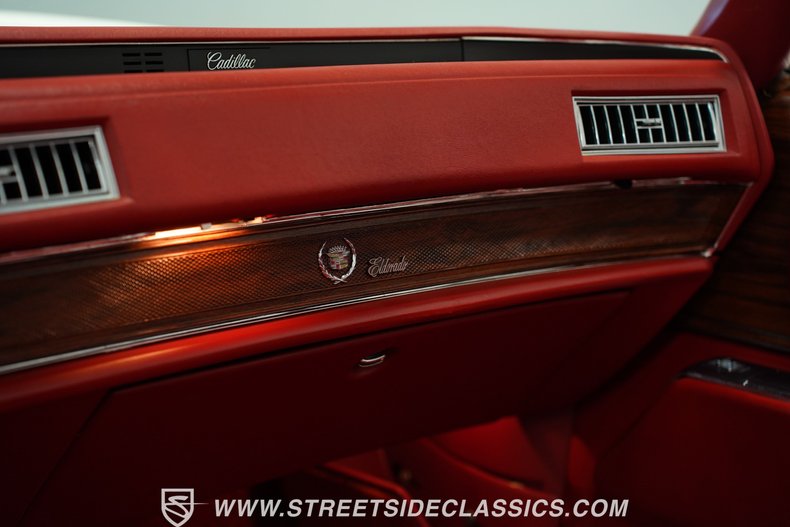 Cadillac-Eldorado-1976-Cotillion-White-Firethorn-Red-45