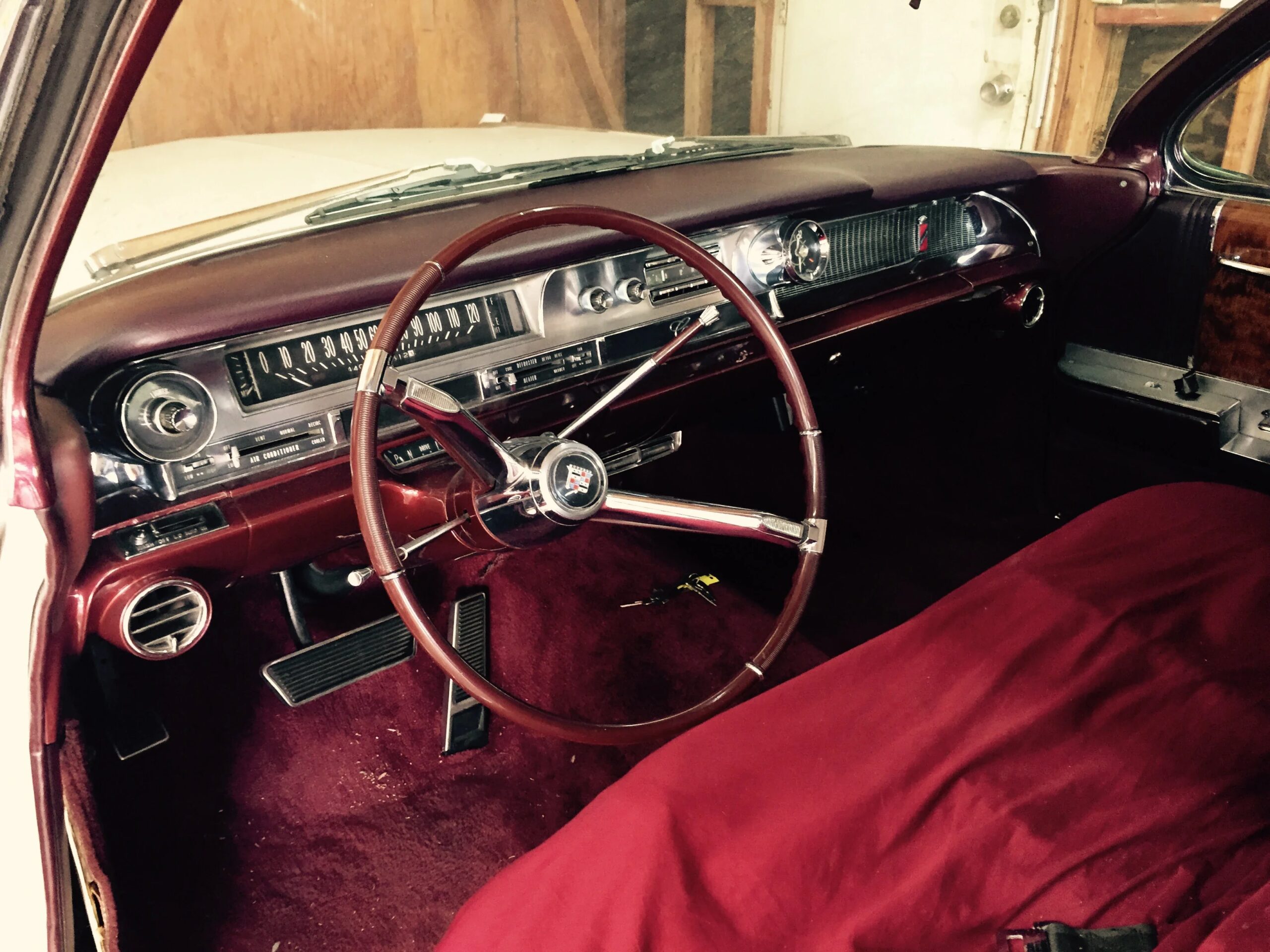 Cadillac-Fleetwood-1962-White-Burgundy-1
