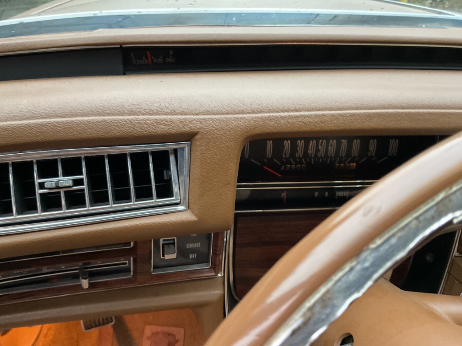 Cadillac-Fleetwood-1976-Sedan-10