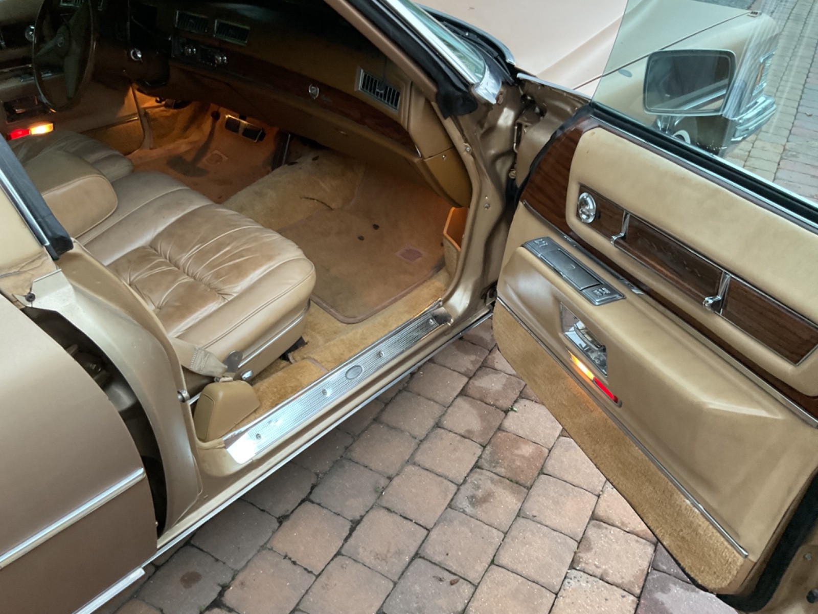 Cadillac-Fleetwood-1976-Sedan-6