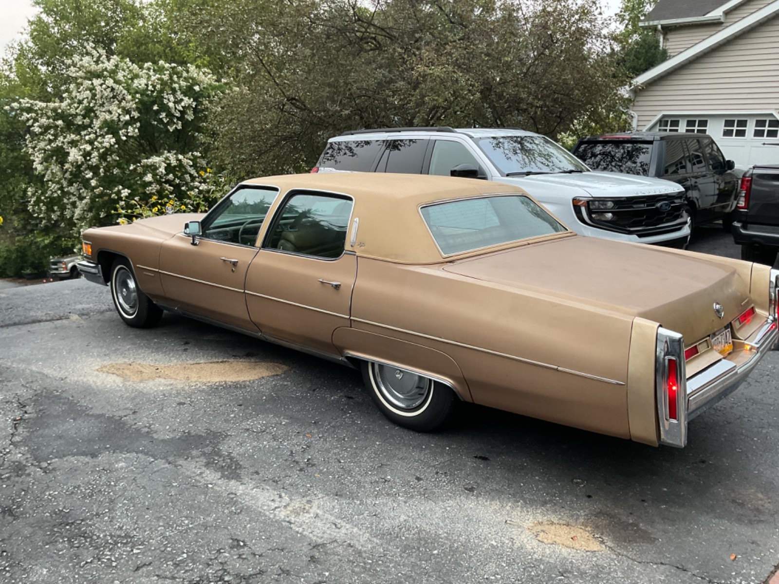 Cadillac-Fleetwood-1976-Sedan