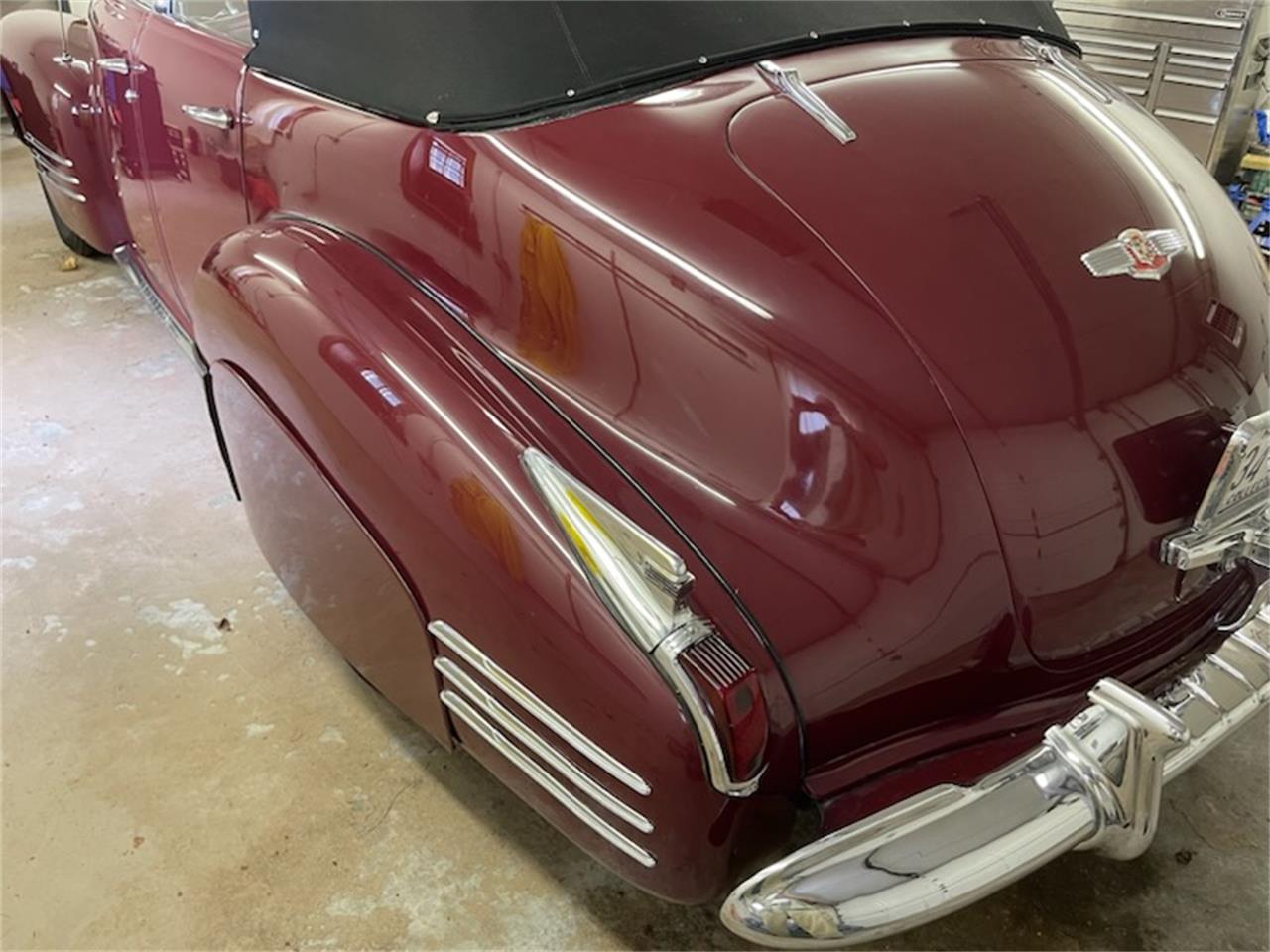 Cadillac-Series-62-1941-valcour-maroon-red-13