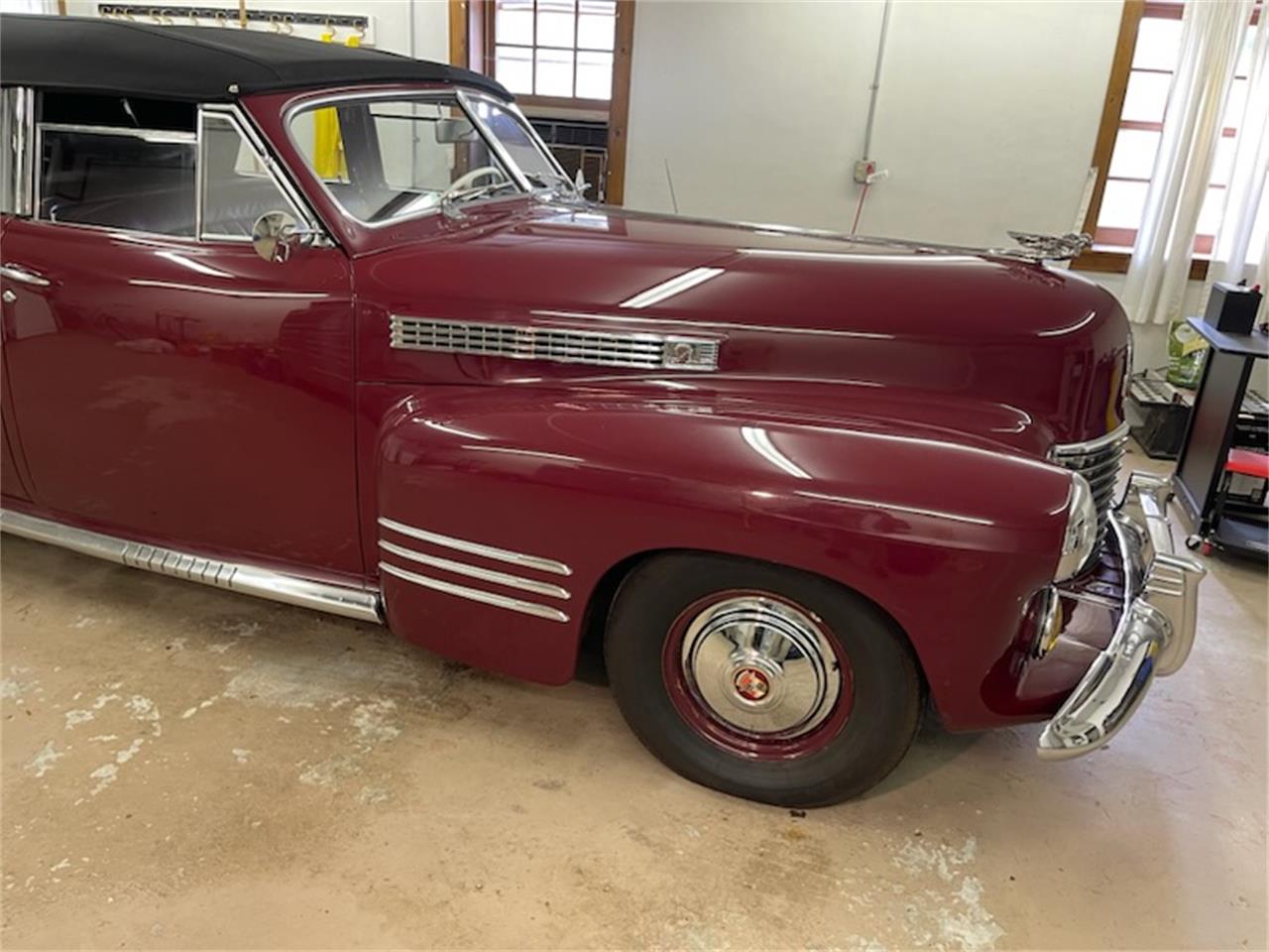 Cadillac-Series-62-1941-valcour-maroon-red-5