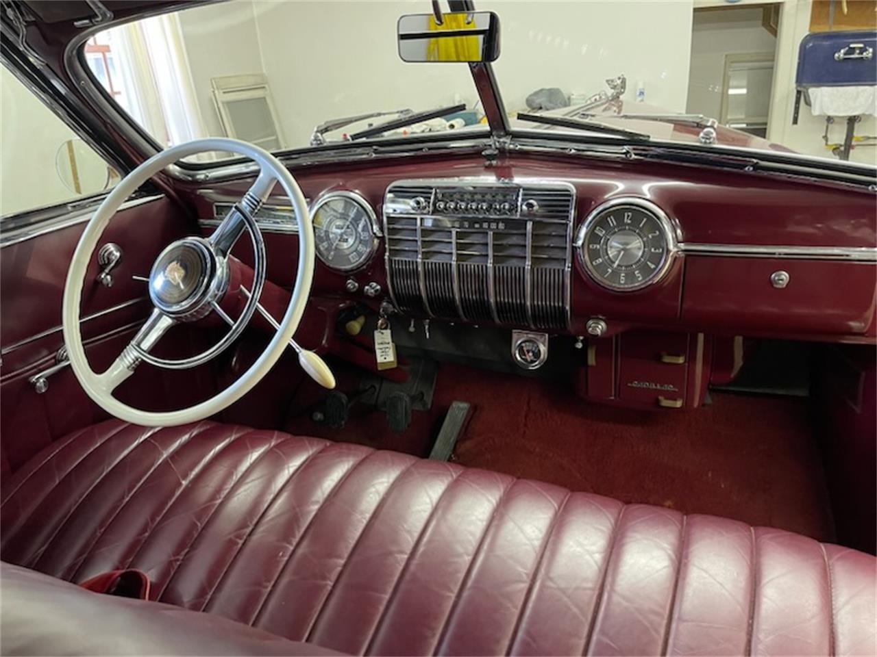 Cadillac-Series-62-1941-valcour-maroon-red-9