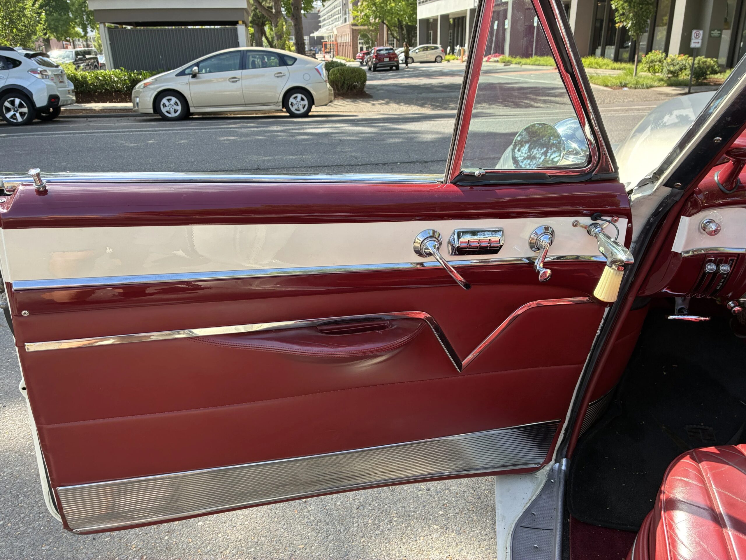 Cadillac-Series-62-1953-White-Burgundy-30