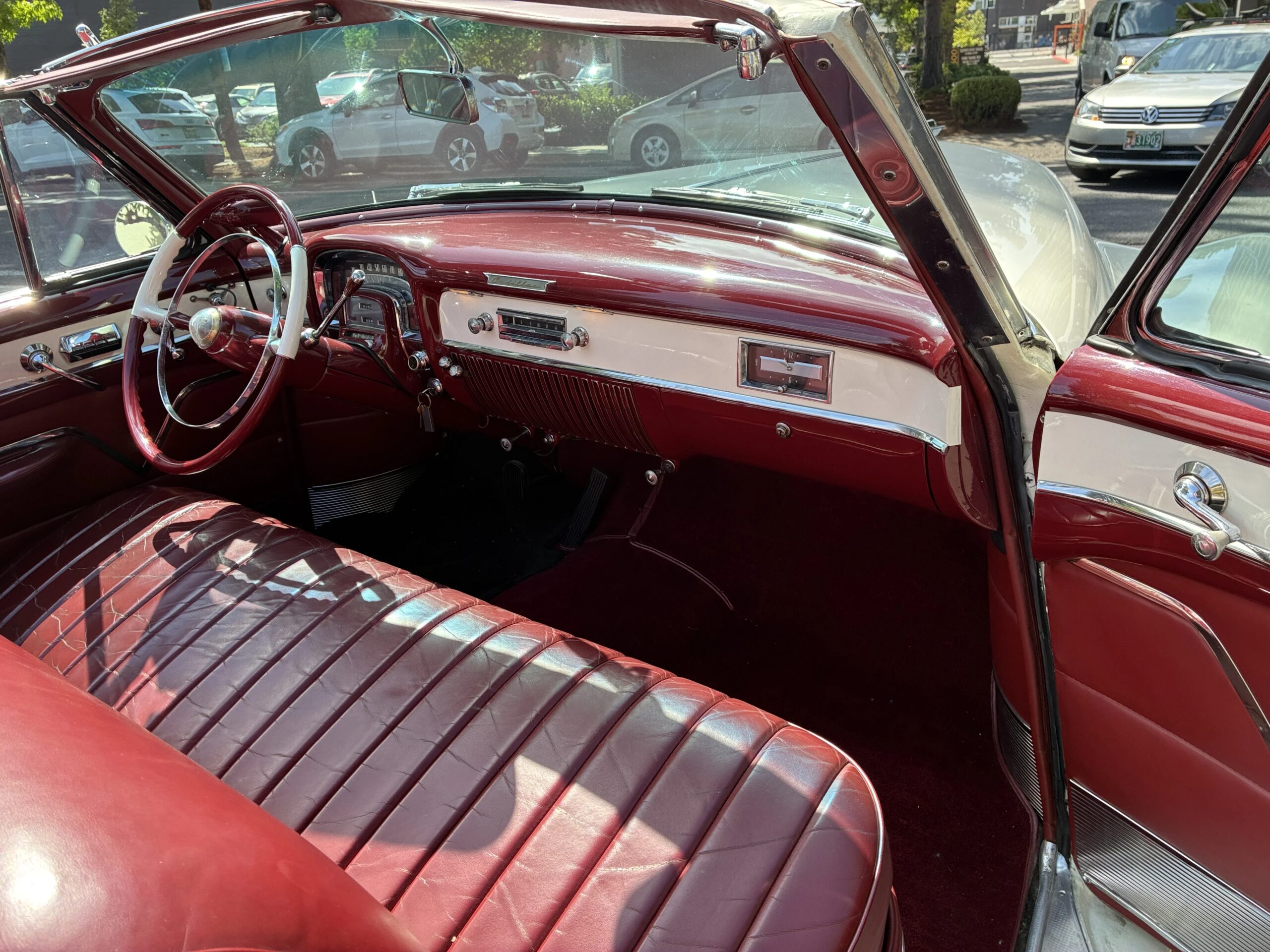 Cadillac-Series-62-1953-White-Burgundy-34