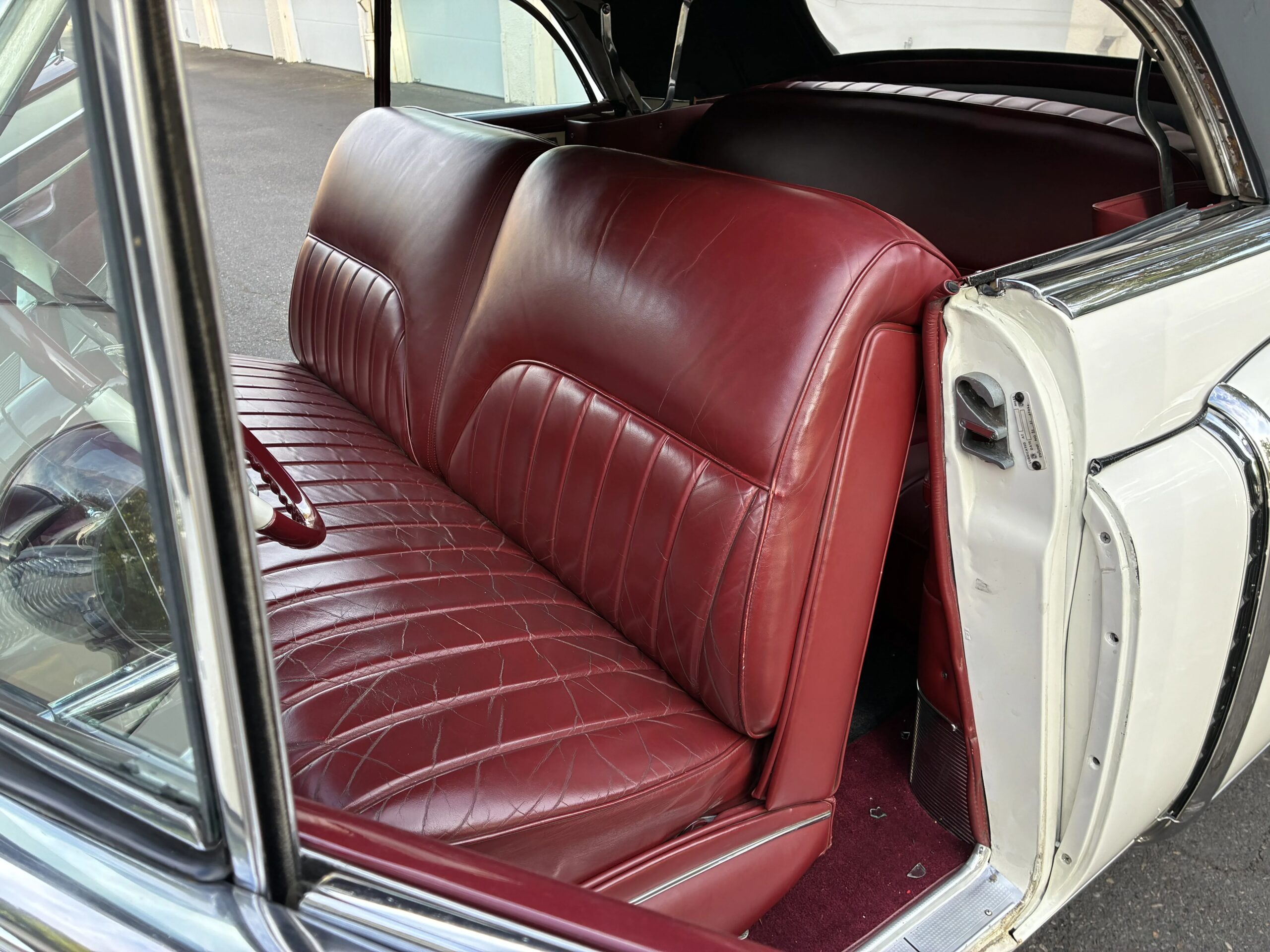 Cadillac-Series-62-1953-White-Burgundy-37