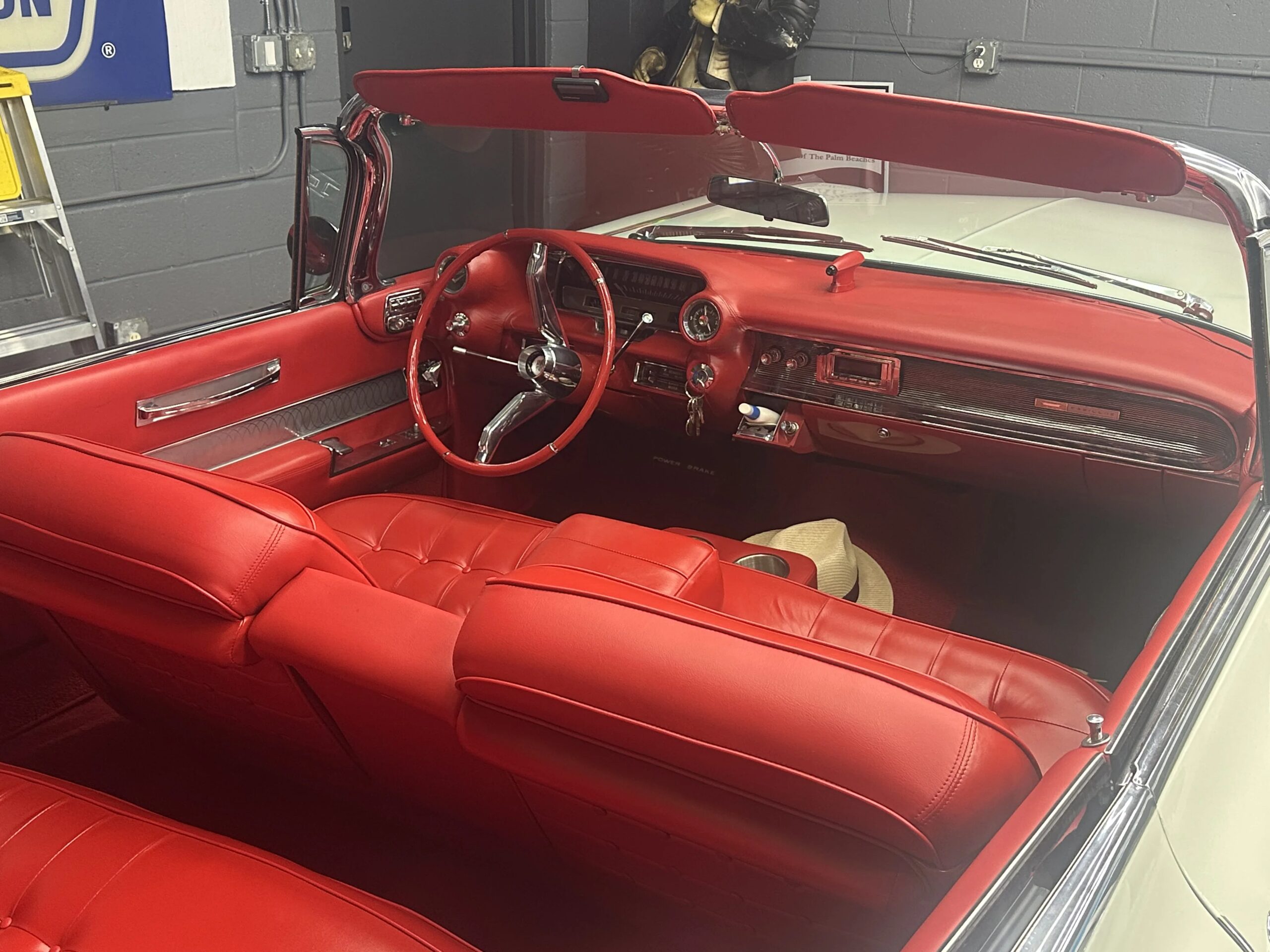 Cadillac-Series-62-1960-Off-White-Red-6
