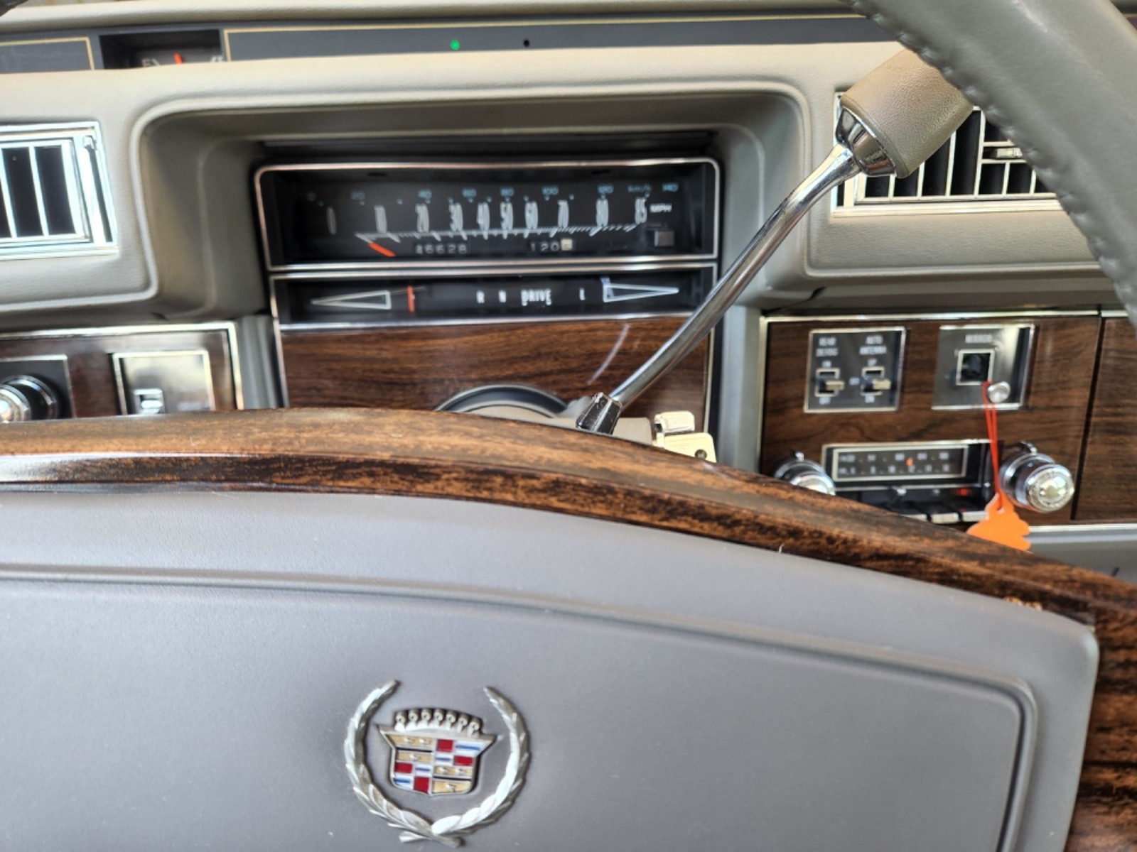 Cadillac-Seville-1978-Sedan-12