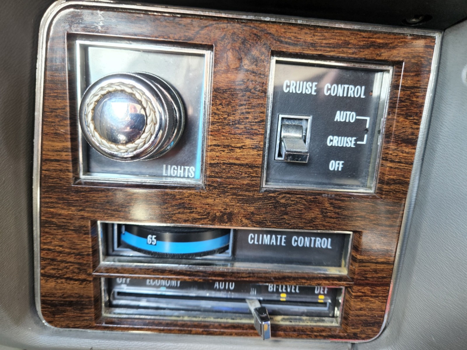 Cadillac-Seville-1978-Sedan-23