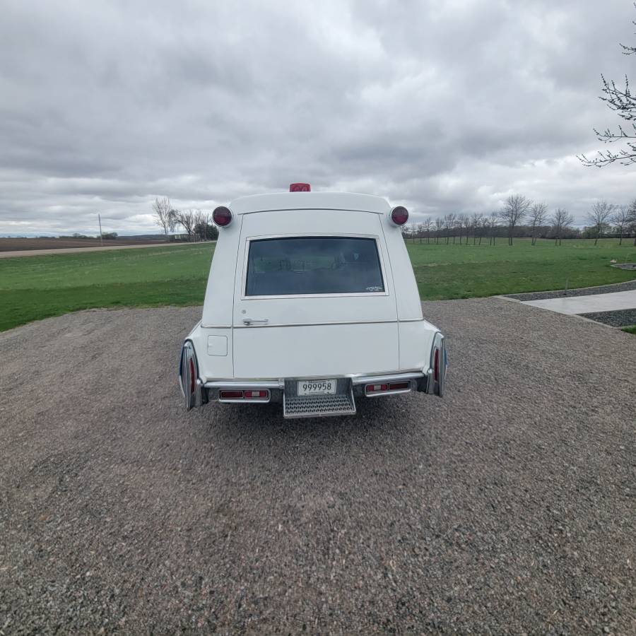 Cadillac-ambulance-miller-meteor-1974-1