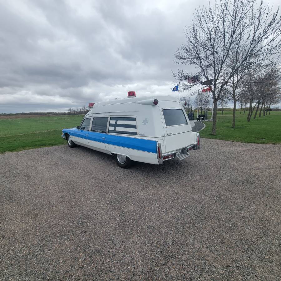 Cadillac-ambulance-miller-meteor-1974-2