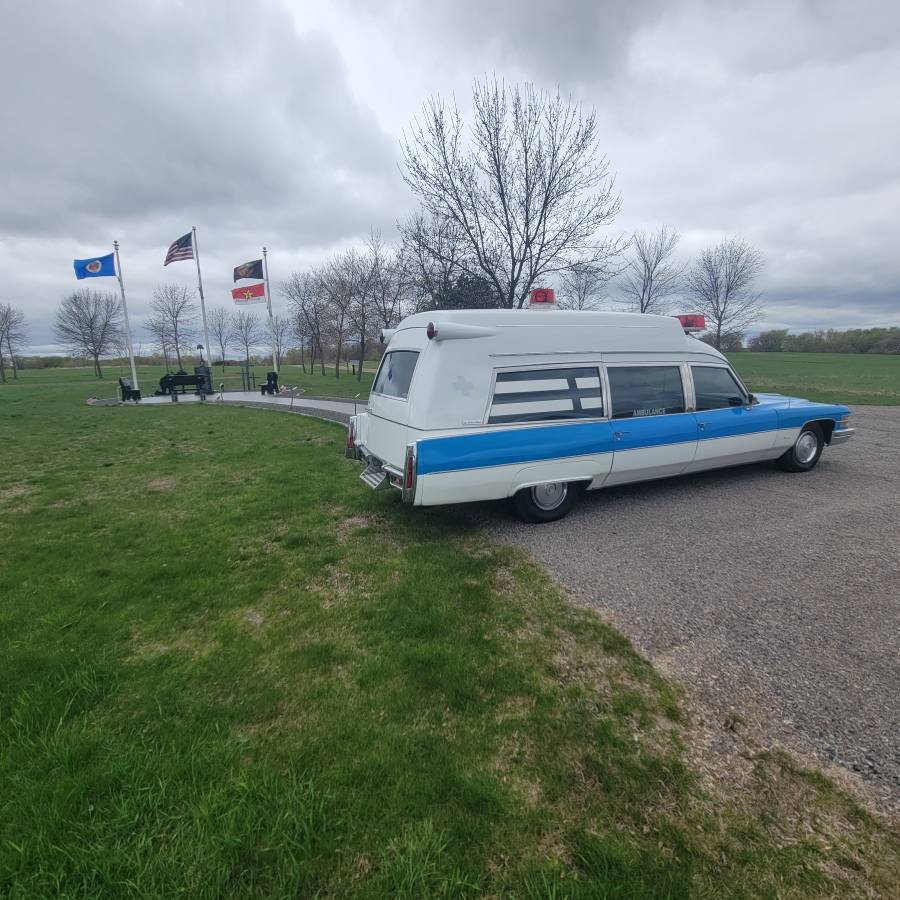 Cadillac-ambulance-miller-meteor-1974-4