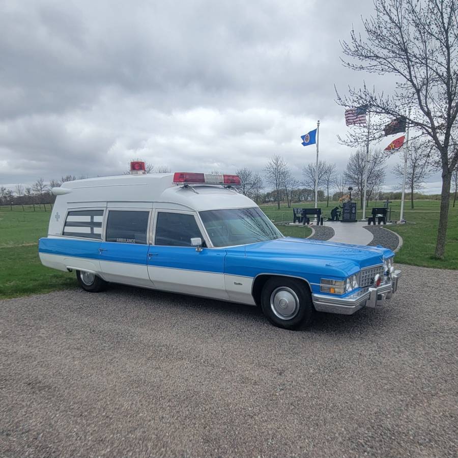 Cadillac-ambulance-miller-meteor-1974-5