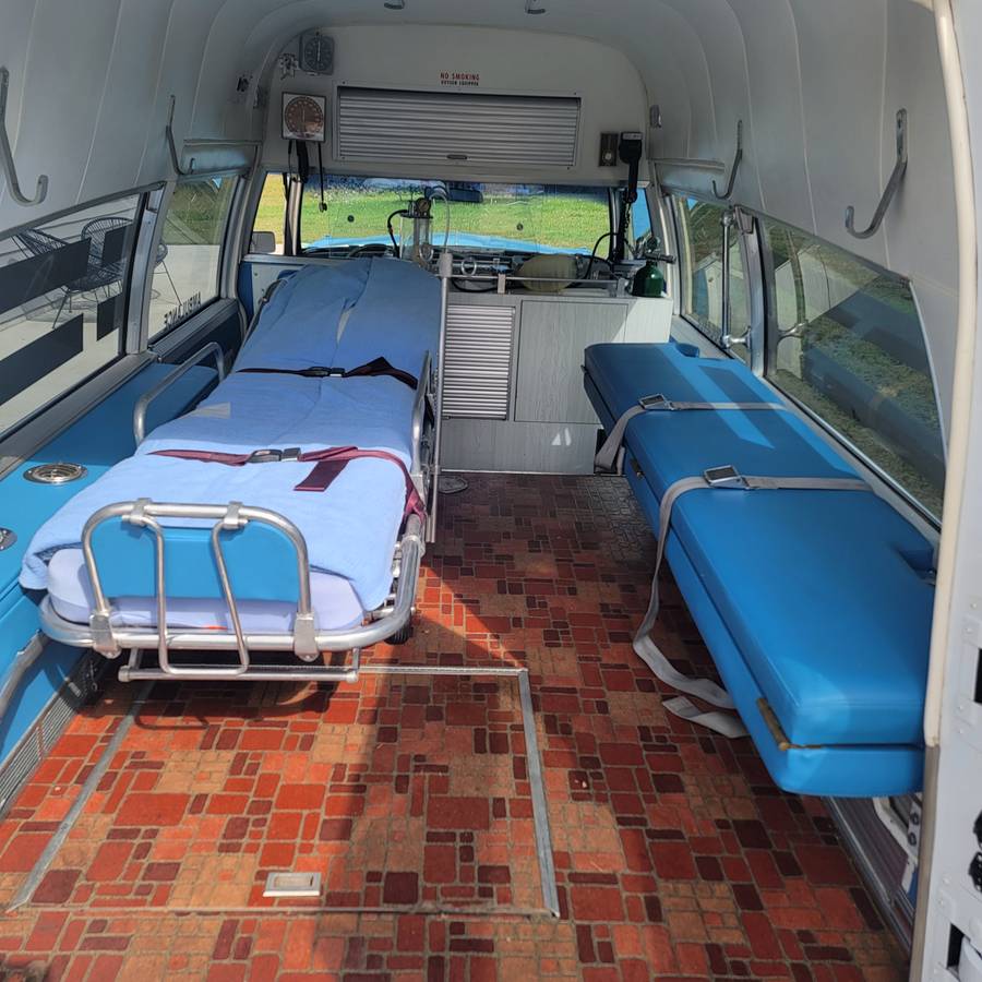 Cadillac-ambulance-miller-meteor-1974-7
