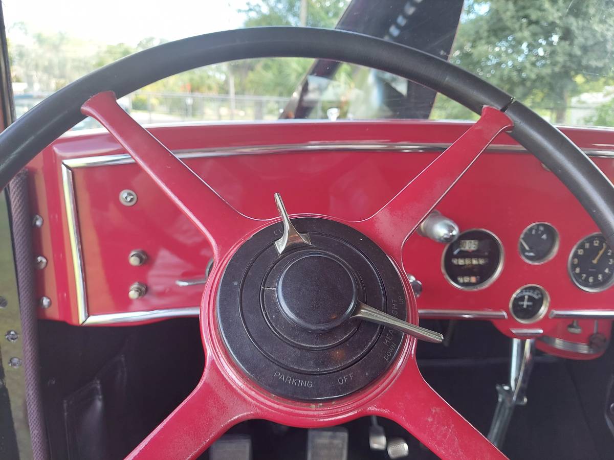 Cadillac-coupe-1928-red-13
