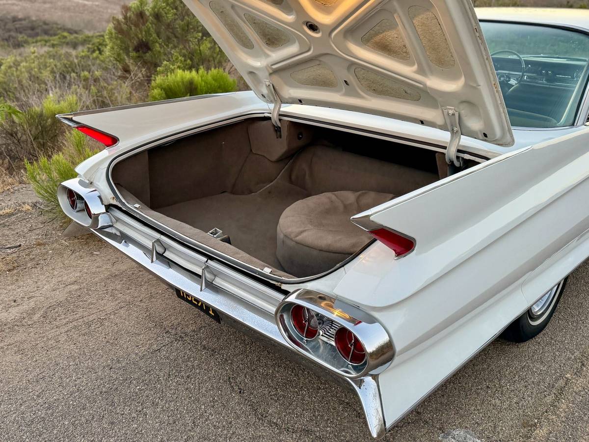 Cadillac-coupe-1961-10