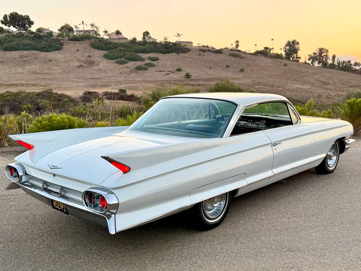 Cadillac-coupe-1961-12